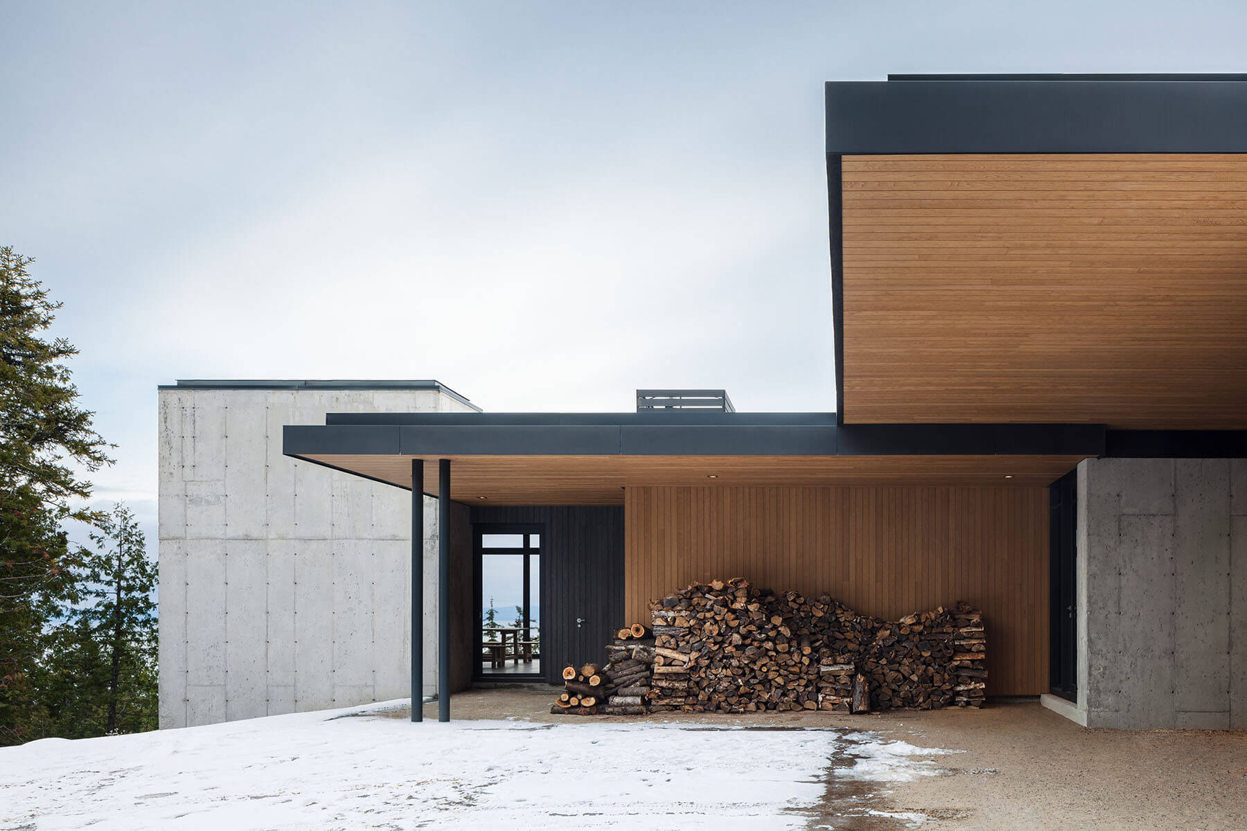 Long Horizontals by Thellend Fortin Architectes is a modern Québec house built on a steep rocky site overlooking the St. Lawrence River, with long horizontal forms, concrete, light wood and expansive glass opening the home toward the horizon.