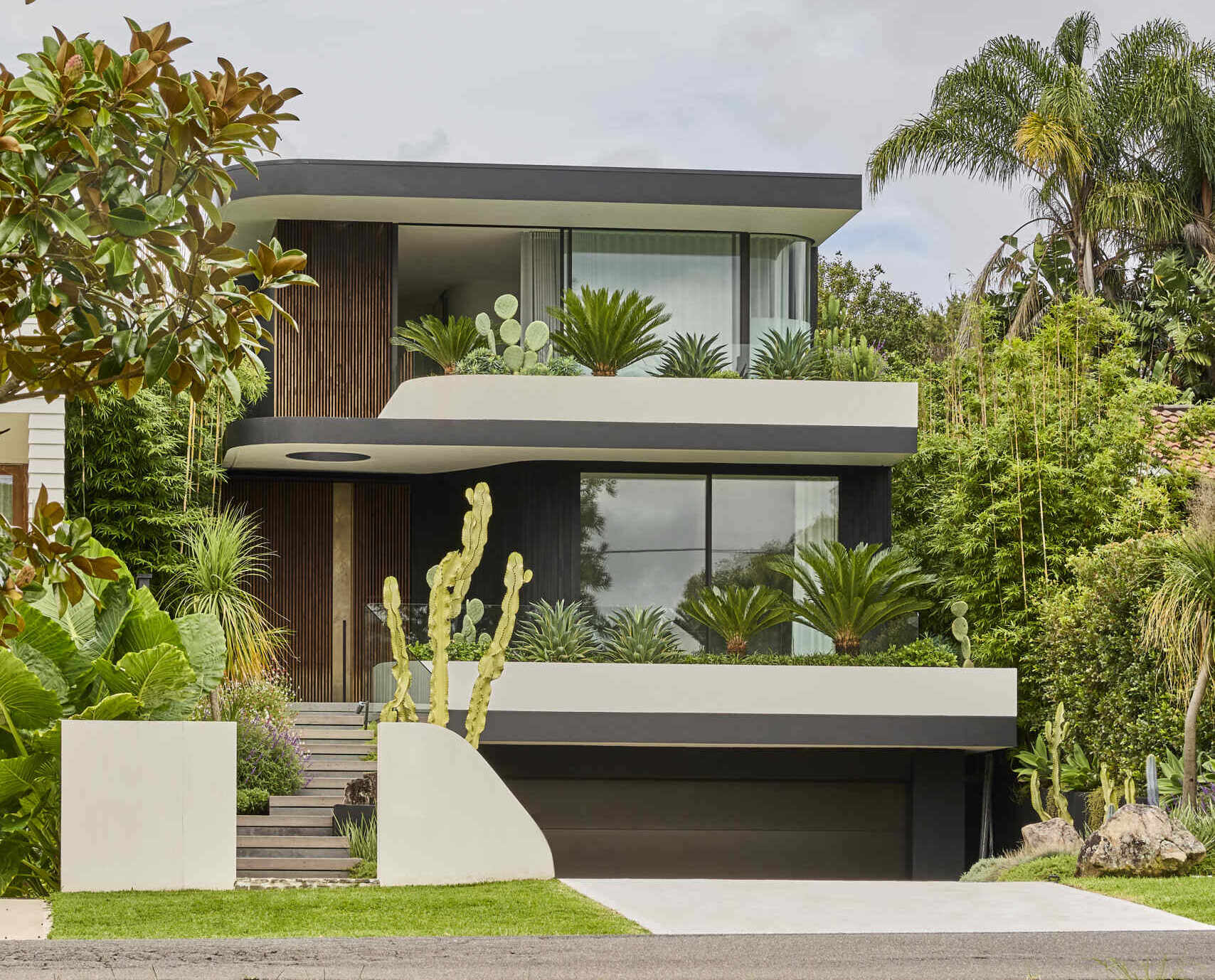 Explore the architecture of Sasso Nero by buck&simple, where intersecting planes, curved forms, charred cladding and carefully positioned openings shape a contemporary home surrounded by Sydney bushland.