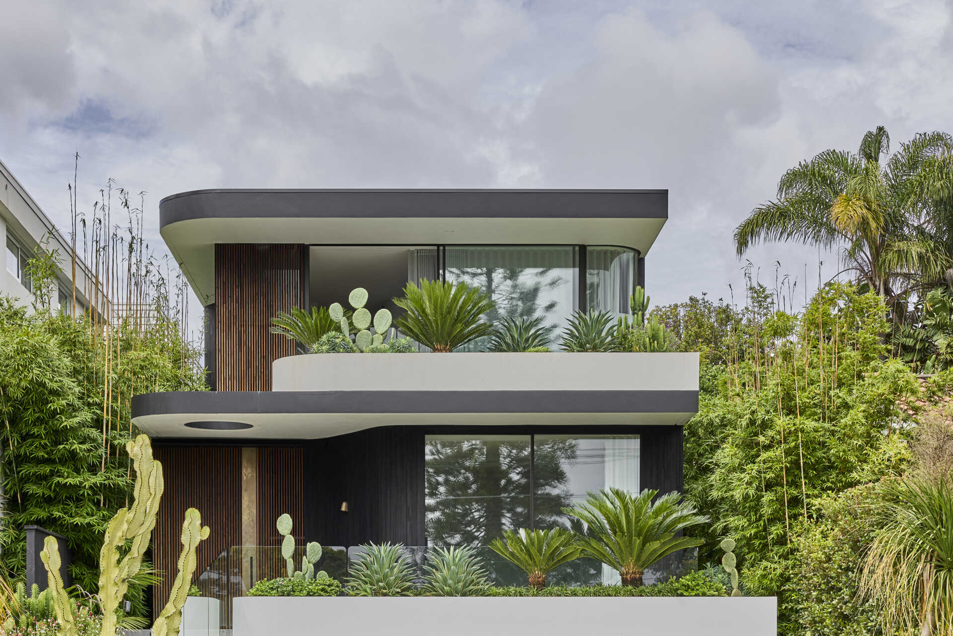 Explore the architecture of Sasso Nero by buck&simple, where intersecting planes, curved forms, charred cladding and carefully positioned openings shape a contemporary home surrounded by Sydney bushland.