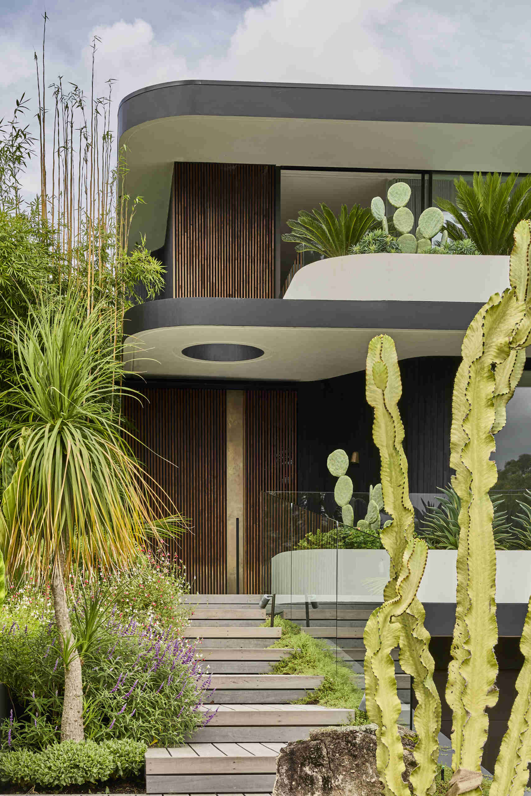 Explore the architecture of Sasso Nero by buck&simple, where intersecting planes, curved forms, charred cladding and carefully positioned openings shape a contemporary home surrounded by Sydney bushland.
