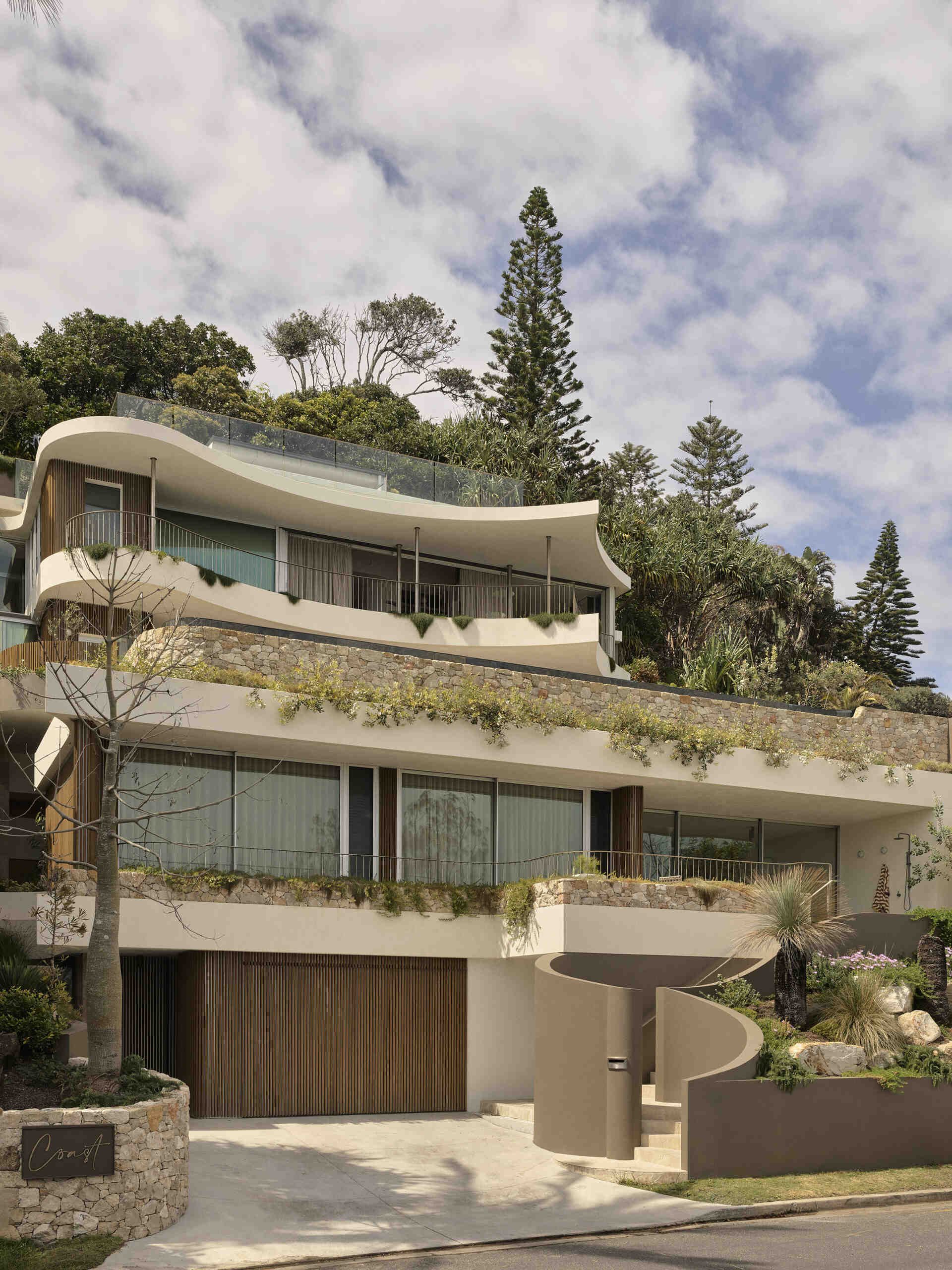 Explore the architecture of this multi-level Byron Bay home, where limestone, Blackbutt timber, natural plaster and ocean-blue travertine create a warm, earthy palette inspired by Wategos Beach.