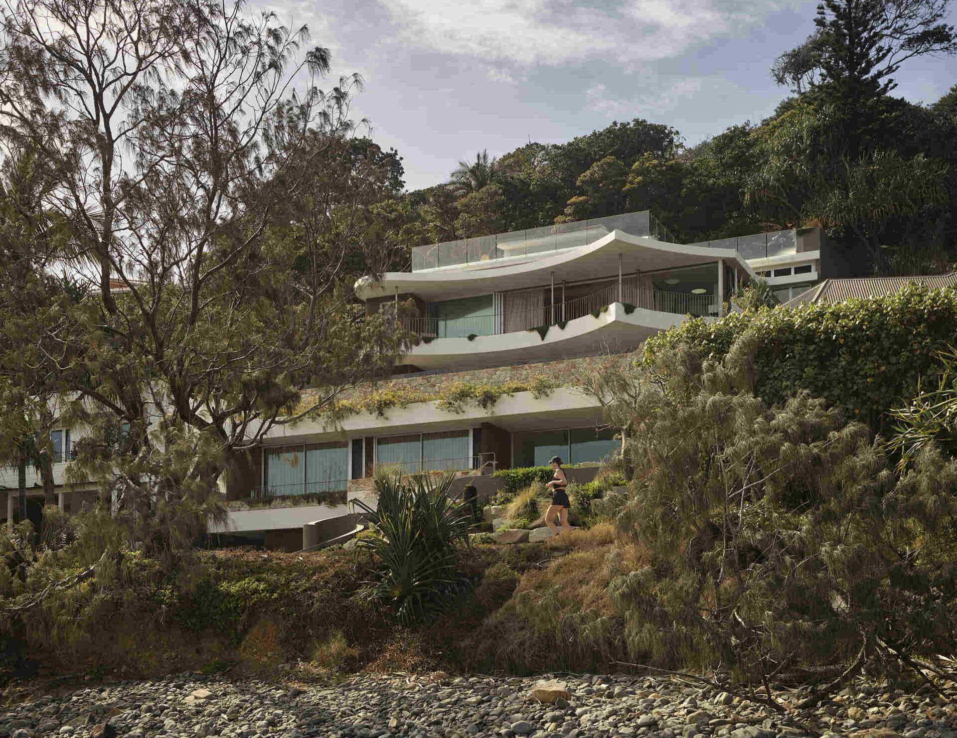Discover this stunning five-level Byron Bay home by CG Design Studio, designed around expansive views of Wategos Beach with warm natural materials, relaxed interiors and seamless indoor-outdoor living.