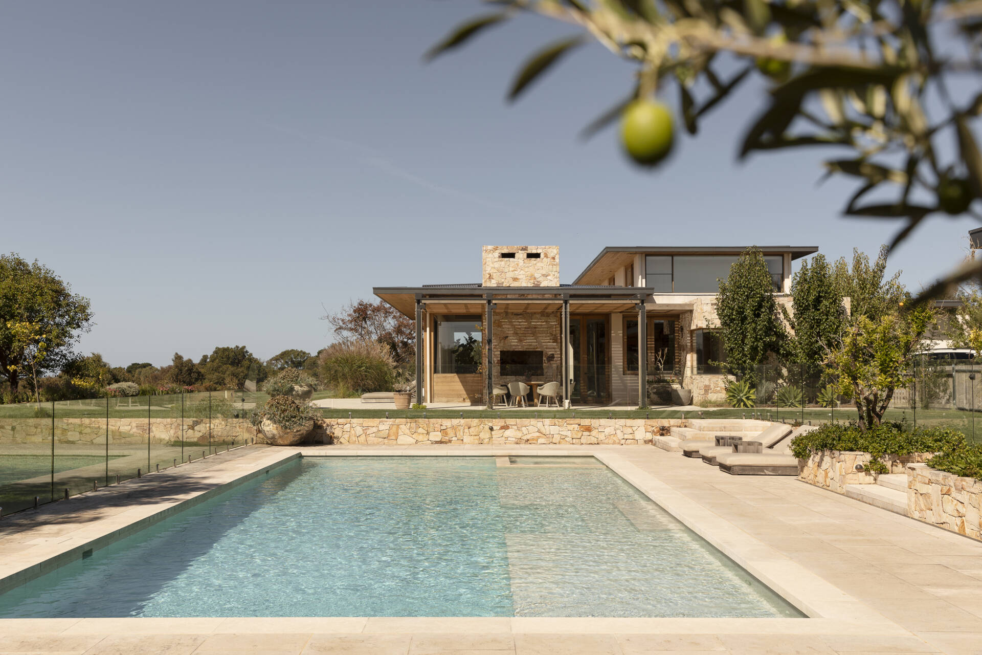 Discover Smoke Bush House by ELC Architecture and Interiors, an Australian home inspired by Palm Springs warmth and Balinese simplicity, with natural materials, soft light and expansive landscape views.