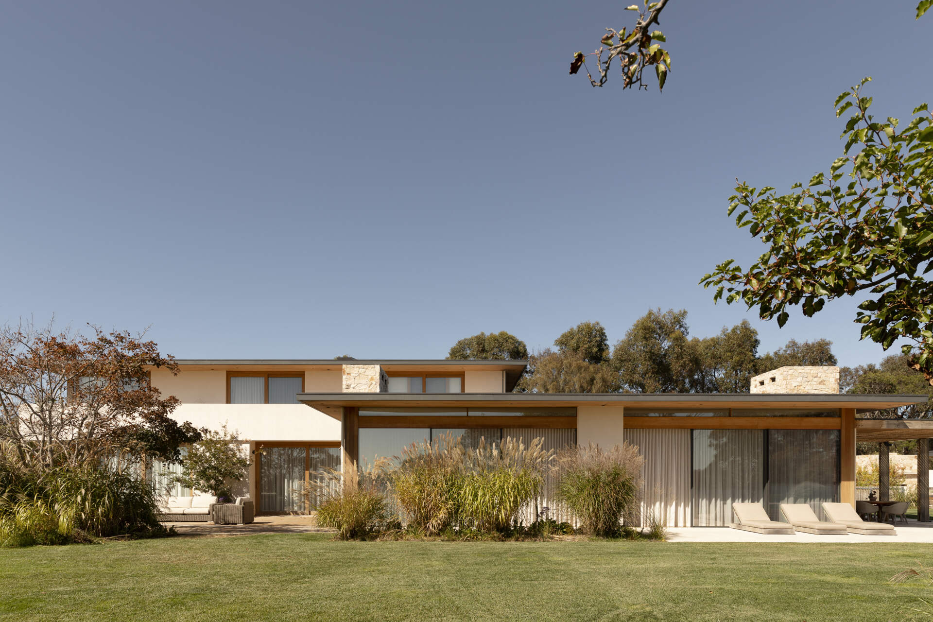 Discover Smoke Bush House by ELC Architecture and Interiors, an Australian home inspired by Palm Springs warmth and Balinese simplicity, with natural materials, soft light and expansive landscape views.