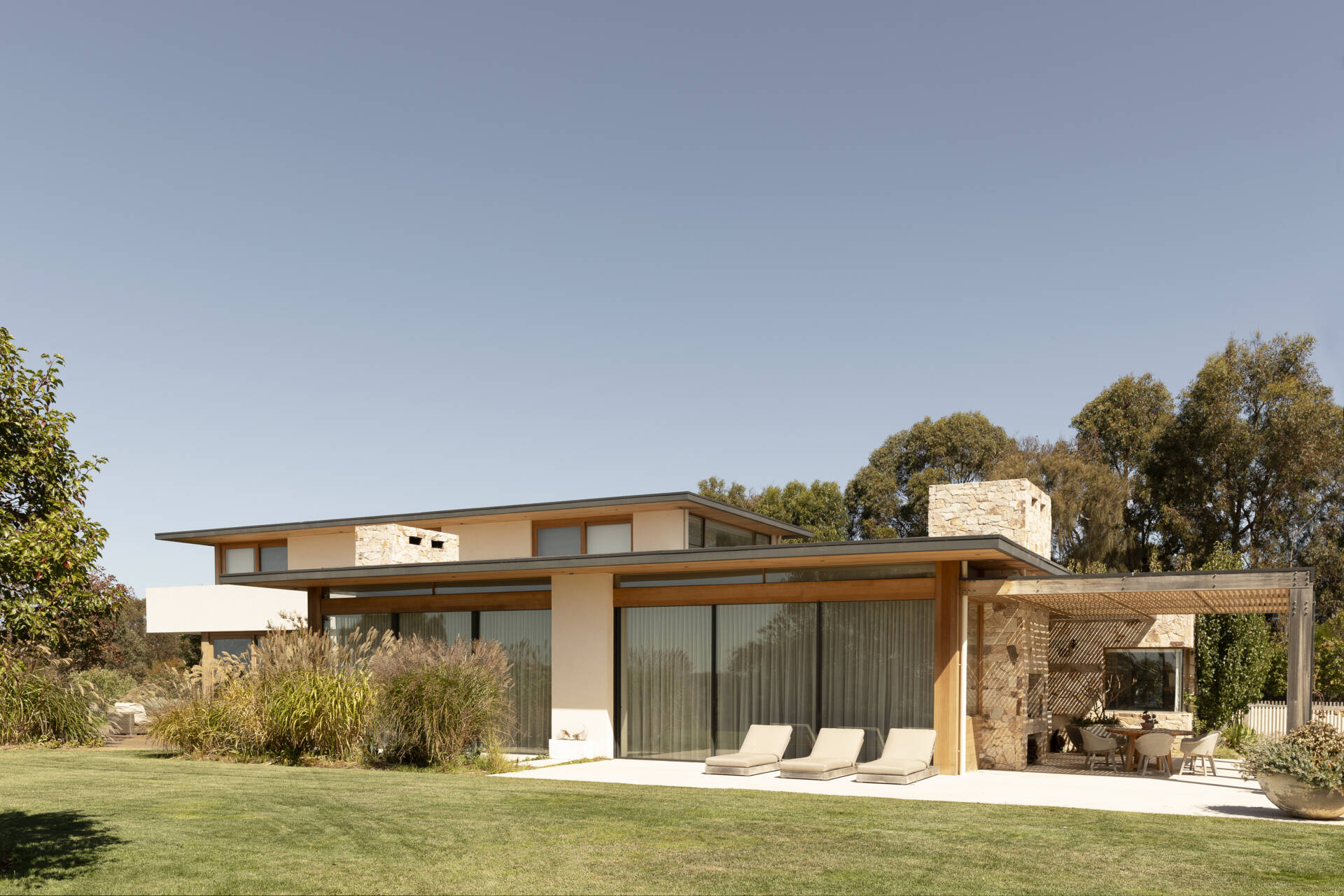Discover Smoke Bush House by ELC Architecture and Interiors, an Australian home inspired by Palm Springs warmth and Balinese simplicity, with natural materials, soft light and expansive landscape views.