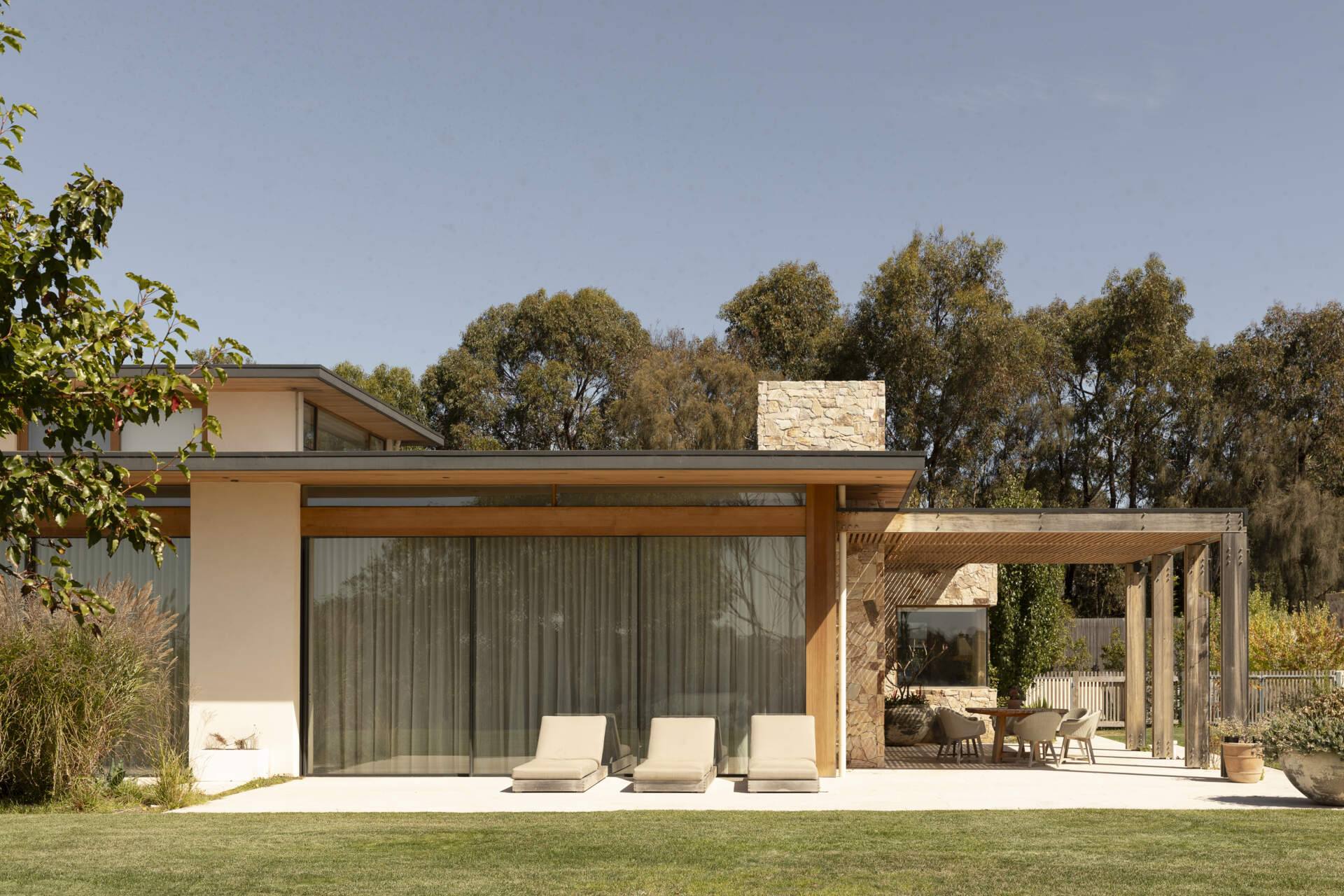 Discover Smoke Bush House by ELC Architecture and Interiors, an Australian home inspired by Palm Springs warmth and Balinese simplicity, with natural materials, soft light and expansive landscape views.