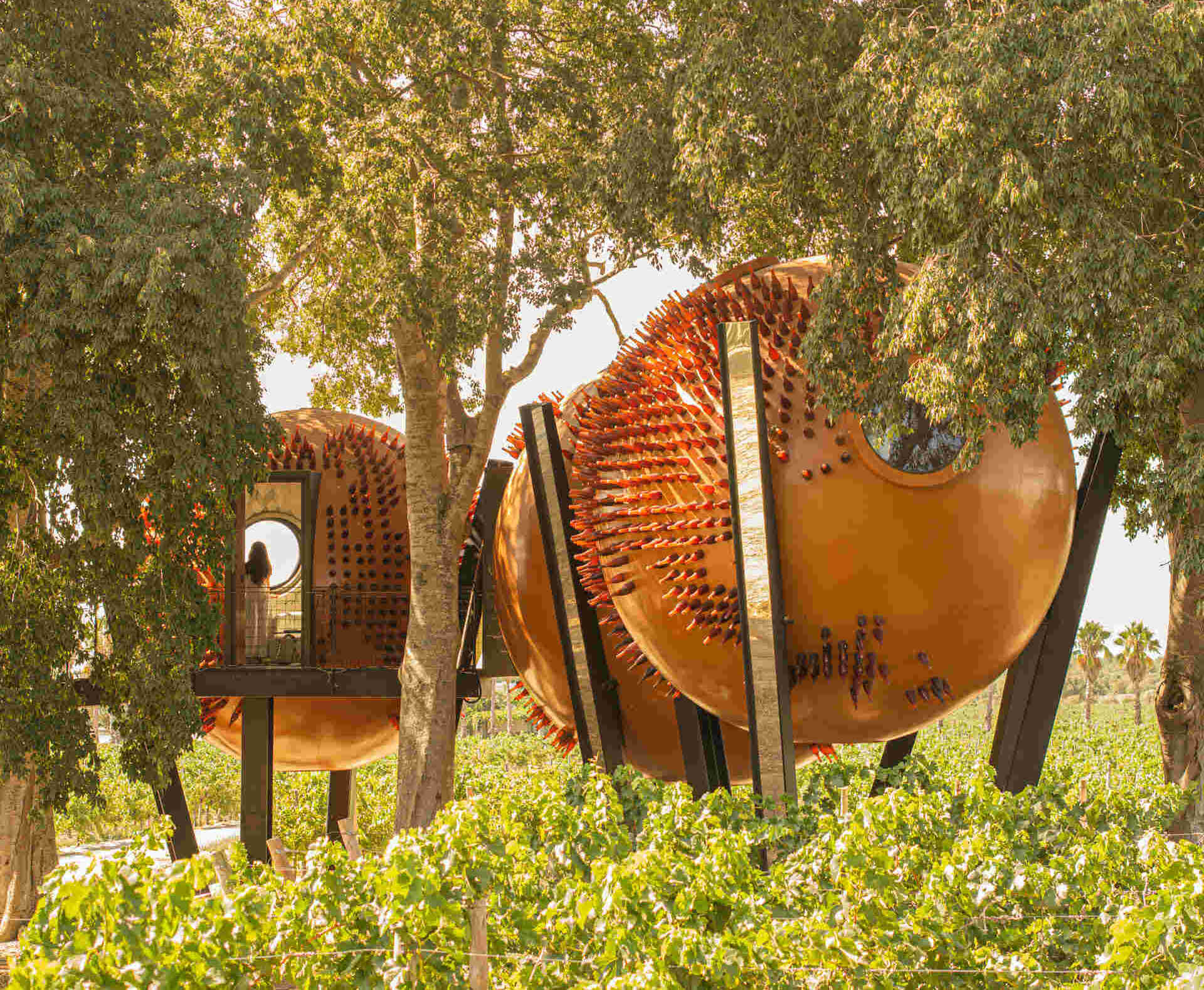 Discover ÁTOMOS by Rebelo de Andrade Studio in Setúbal, Portugal, where three sculptural spheres, recycled glass, and vineyard landscapes combine in an unforgettable architectural experience.