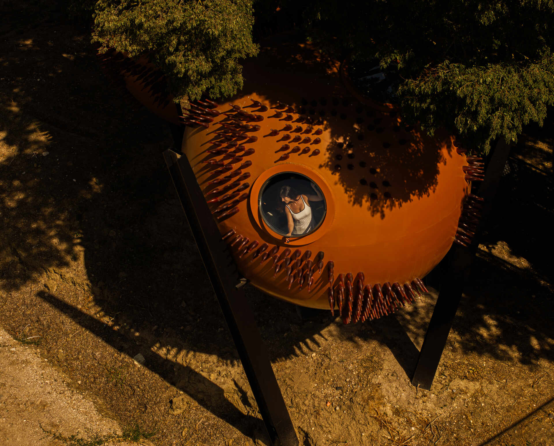 Discover ÁTOMOS by Rebelo de Andrade Studio in Setúbal, Portugal, where three sculptural spheres, recycled glass, and vineyard landscapes combine in an unforgettable architectural experience.