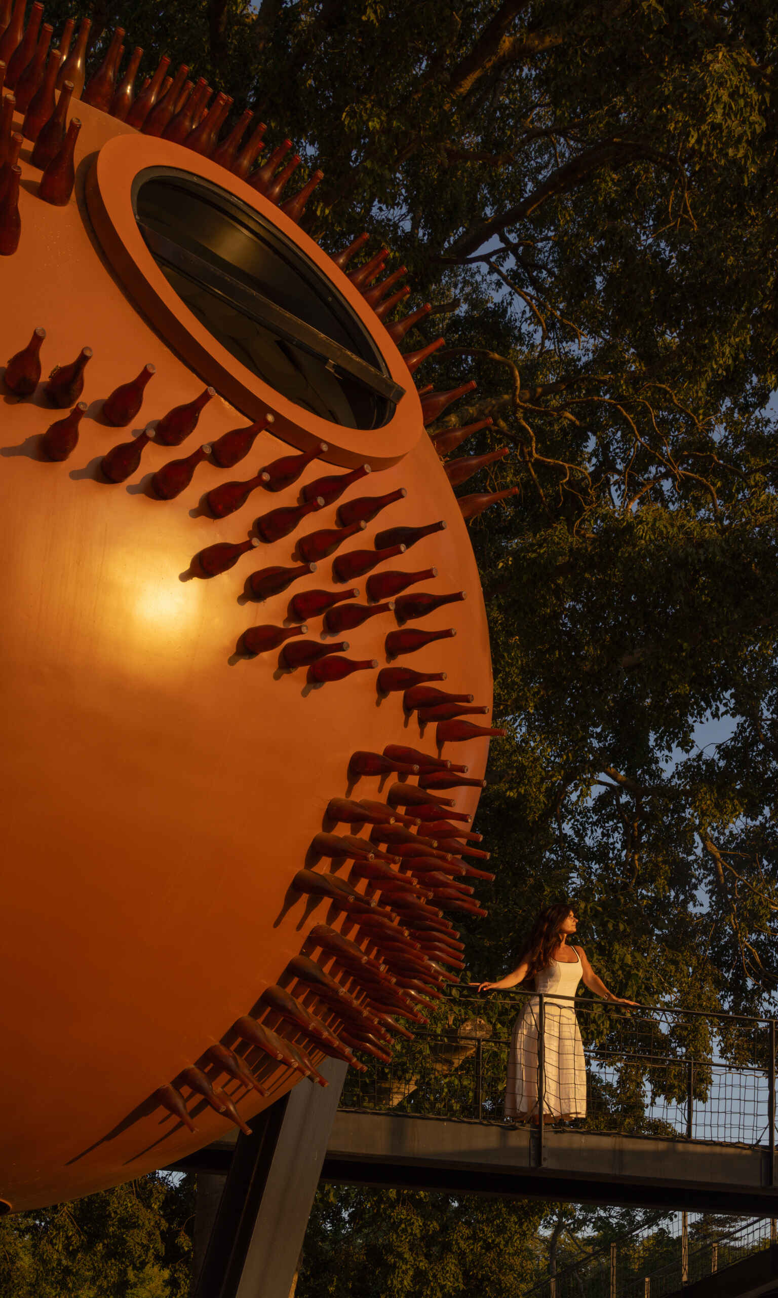 Discover ÁTOMOS by Rebelo de Andrade Studio in Setúbal, Portugal, where three sculptural spheres, recycled glass, and vineyard landscapes combine in an unforgettable architectural experience.