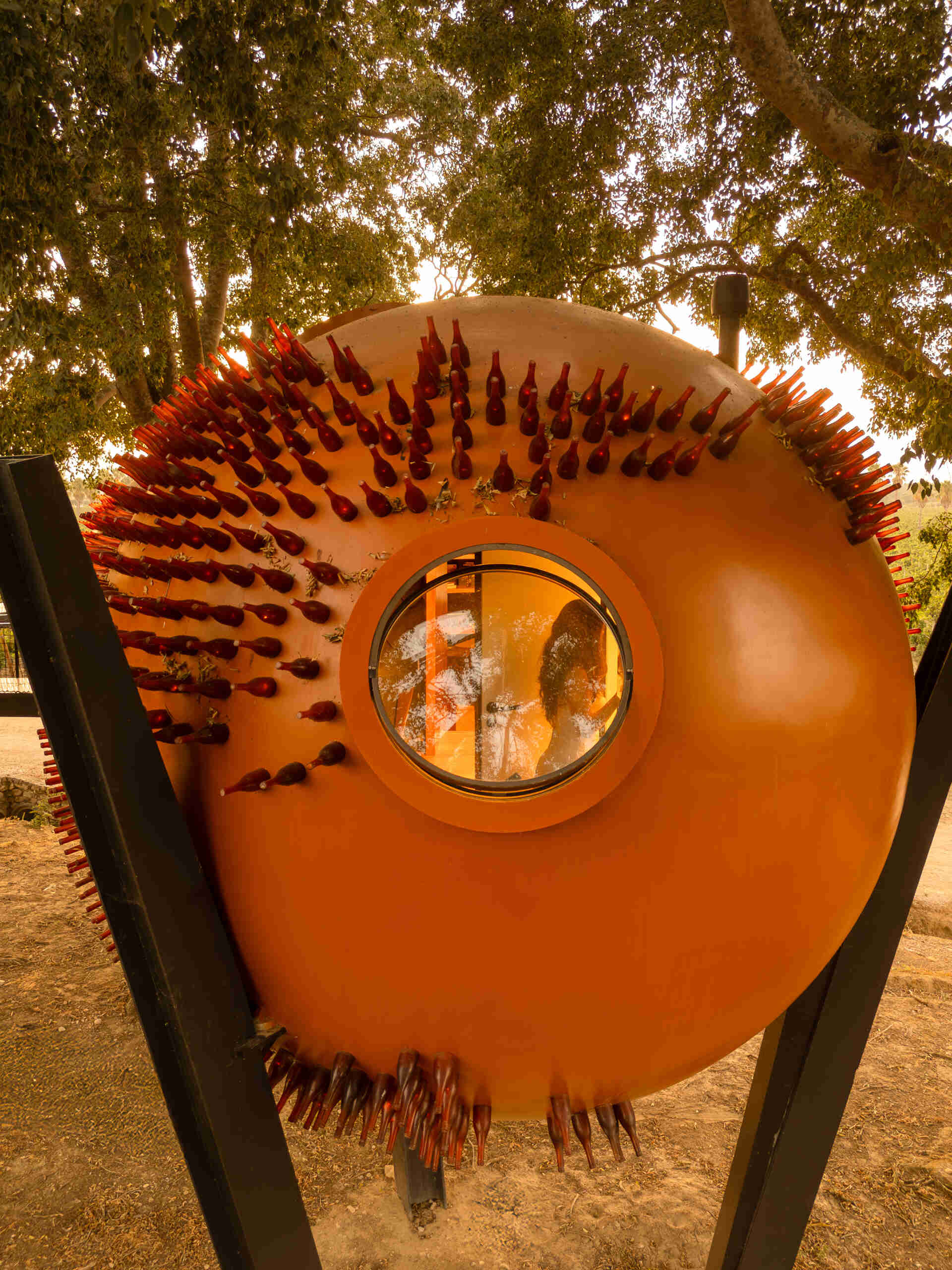 Discover ÁTOMOS by Rebelo de Andrade Studio in Setúbal, Portugal, where three sculptural spheres, recycled glass, and vineyard landscapes combine in an unforgettable architectural experience.