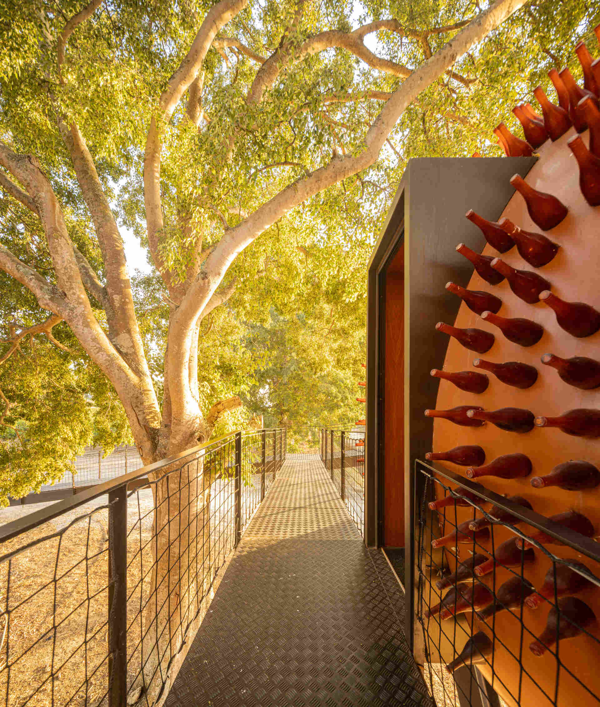 Discover ÁTOMOS by Rebelo de Andrade Studio in Setúbal, Portugal, where three sculptural spheres, recycled glass, and vineyard landscapes combine in an unforgettable architectural experience.