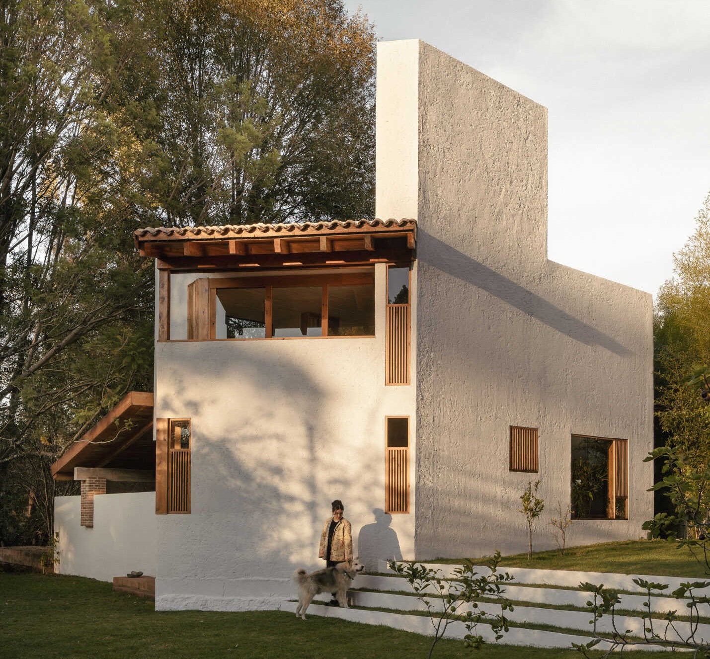 Casa Amona by COLAR Colectivo de Arquitectura is a two-level house in San Cristóbal de las Casas, México. Discover how it opens from a quiet street frontage toward a courtyard and views of a wooded hill.