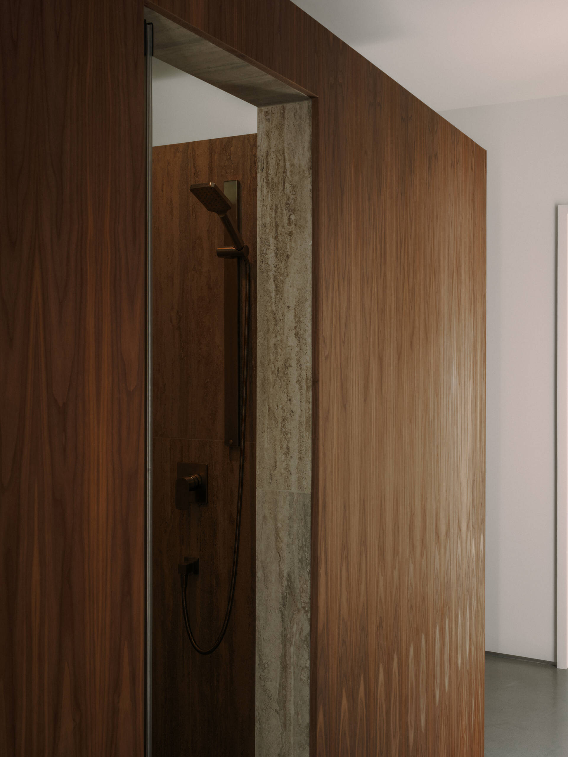 Discover the flexible ground-floor spaces of Chalet Moraine, including a multi-purpose room, hallway and bathroom organized around the home's distinctive interior volumes.