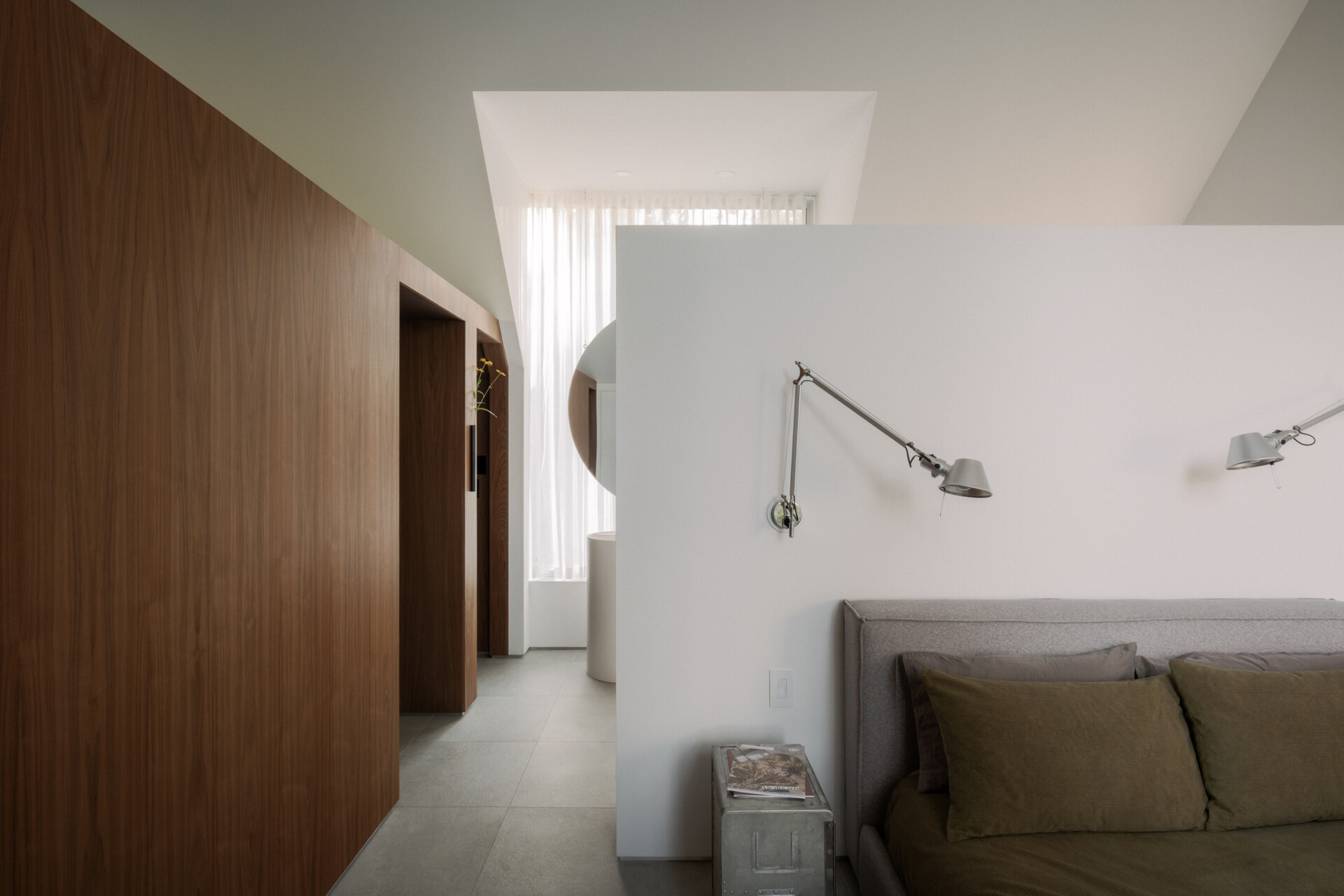 Take a look inside the bedroom and bathroom of Chalet Moraine, part of an upper-level arrangement designed around privacy, natural light and views of the surrounding woods.