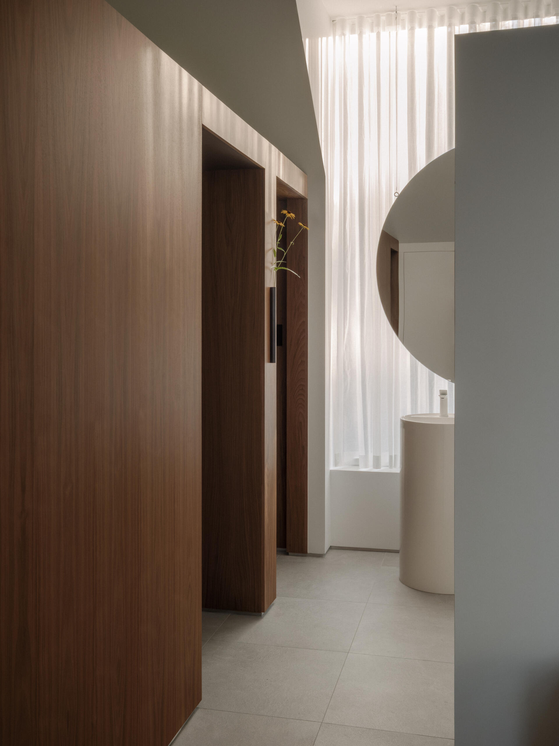 Take a look inside the bedroom and bathroom of Chalet Moraine, part of an upper-level arrangement designed around privacy, natural light and views of the surrounding woods.