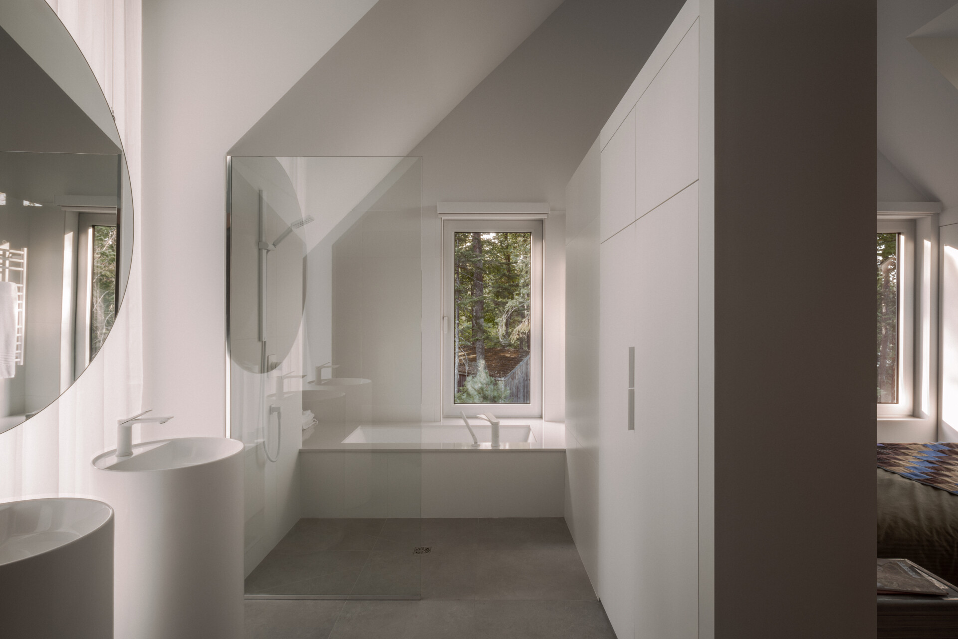 Take a look inside the bedroom and bathroom of Chalet Moraine, part of an upper-level arrangement designed around privacy, natural light and views of the surrounding woods.
