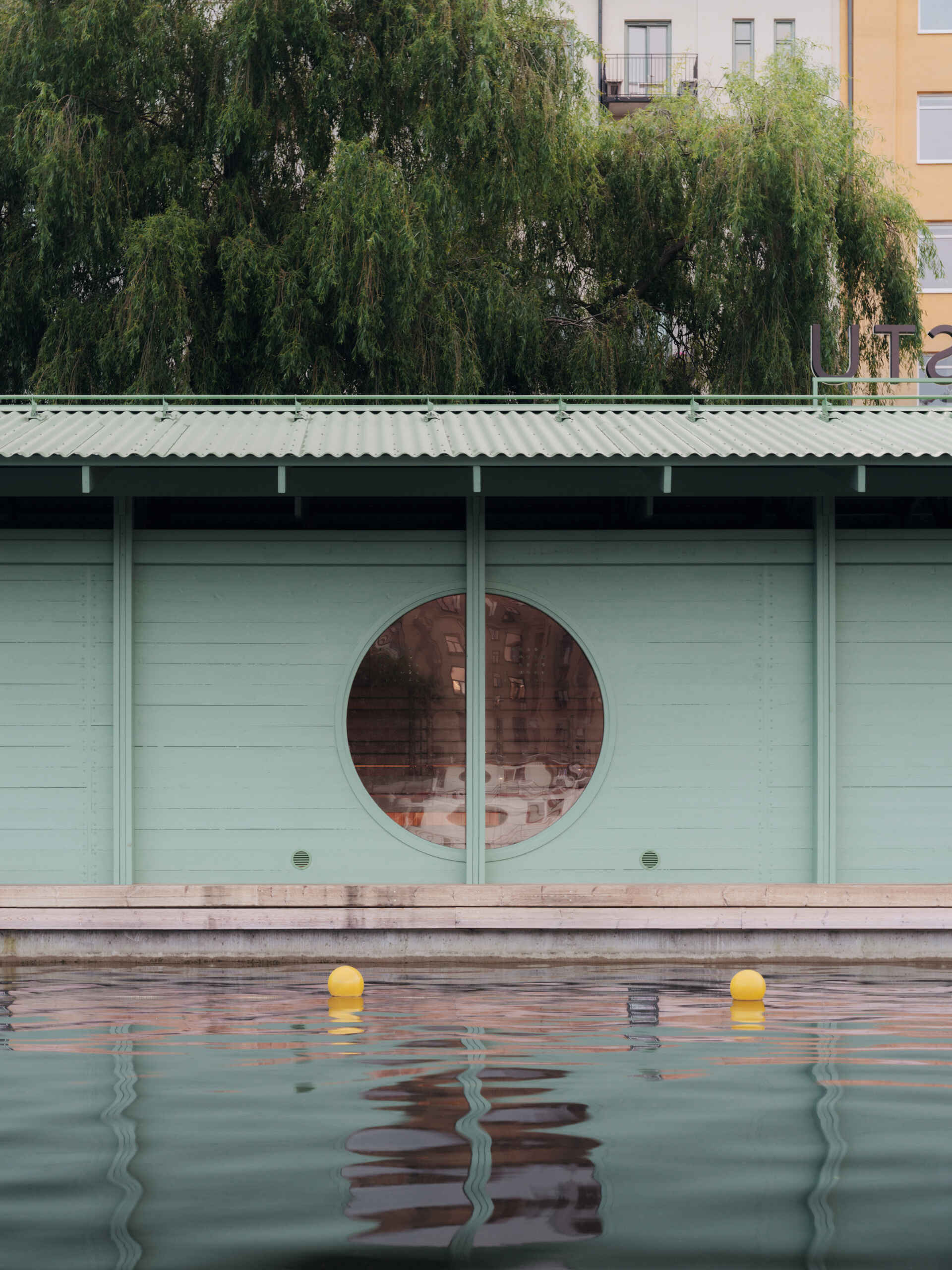 DinellJohansson’s floating sauna at Hornstull pairs a verdigris-green exterior with a public pier and pergola, creating a new waterfront gathering place for up to 16 visitors.