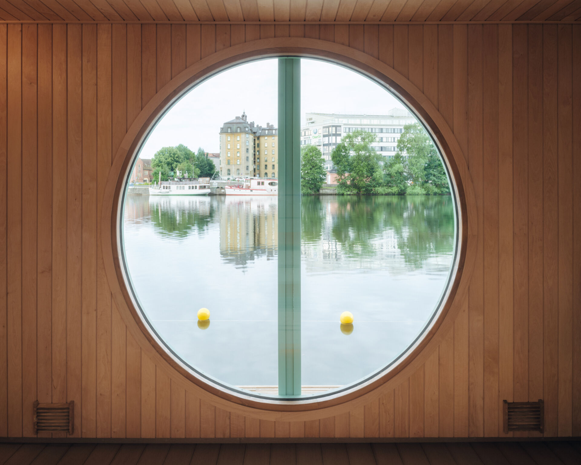 DinellJohansson’s floating sauna at Hornstull pairs a verdigris-green exterior with a public pier and pergola, creating a new waterfront gathering place for up to 16 visitors.