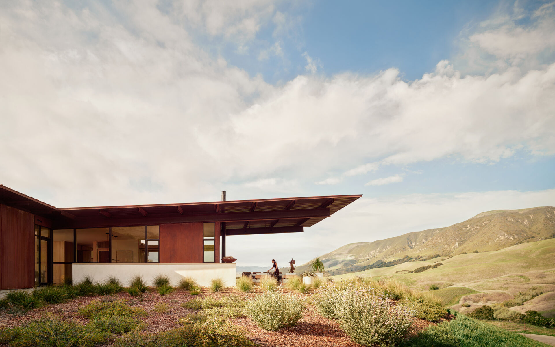 Explore the compact T-shaped plan of Vineyard Residence by Clayton Korte, with private bedroom suites surrounding a central kitchen and living area and outdoor spaces extending at both ends.