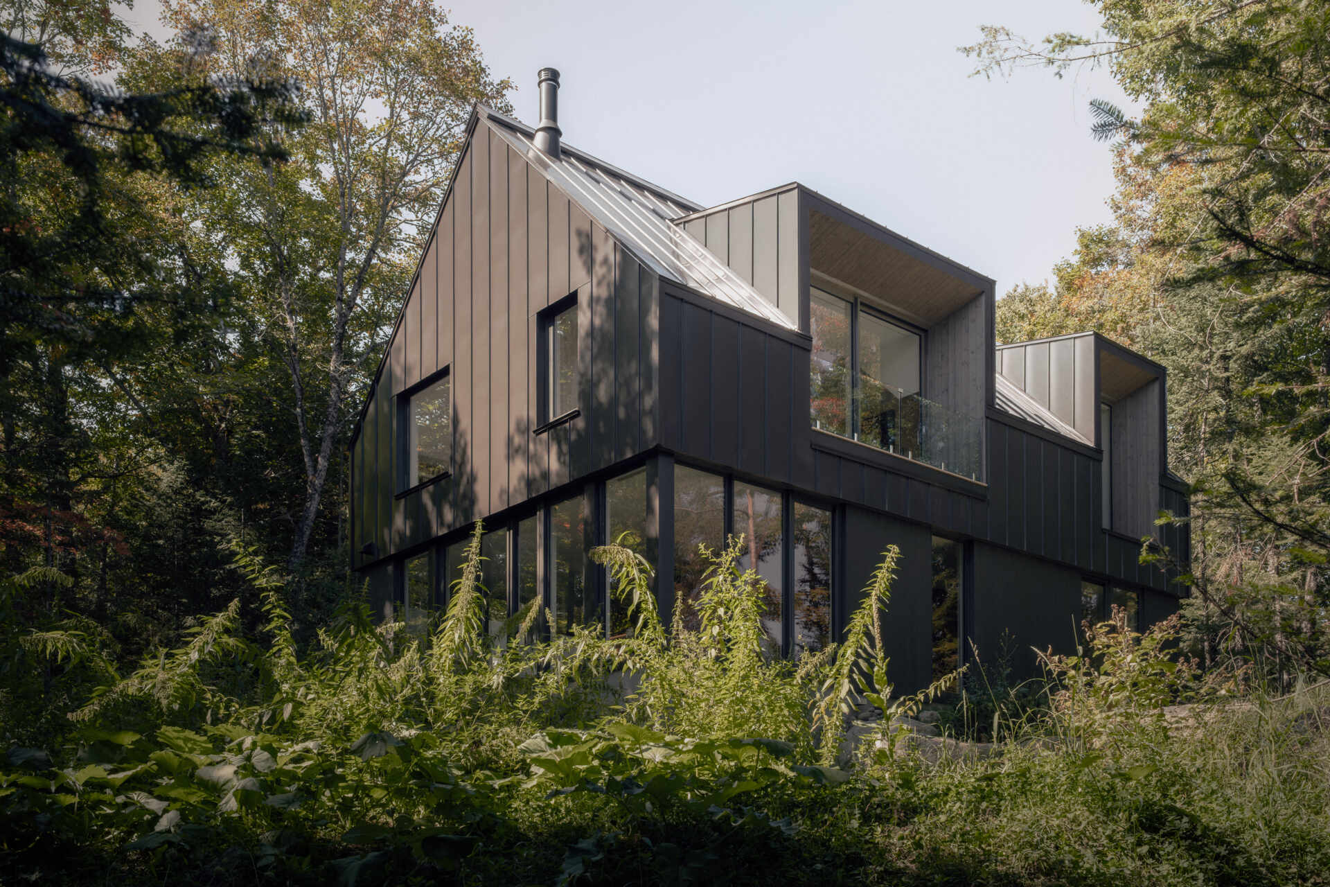 Explore the architecture of Chalet Moraine, where a simple gabled form, large dormers and freestanding interior volumes create a contemporary interpretation of the Laurentians chalet.