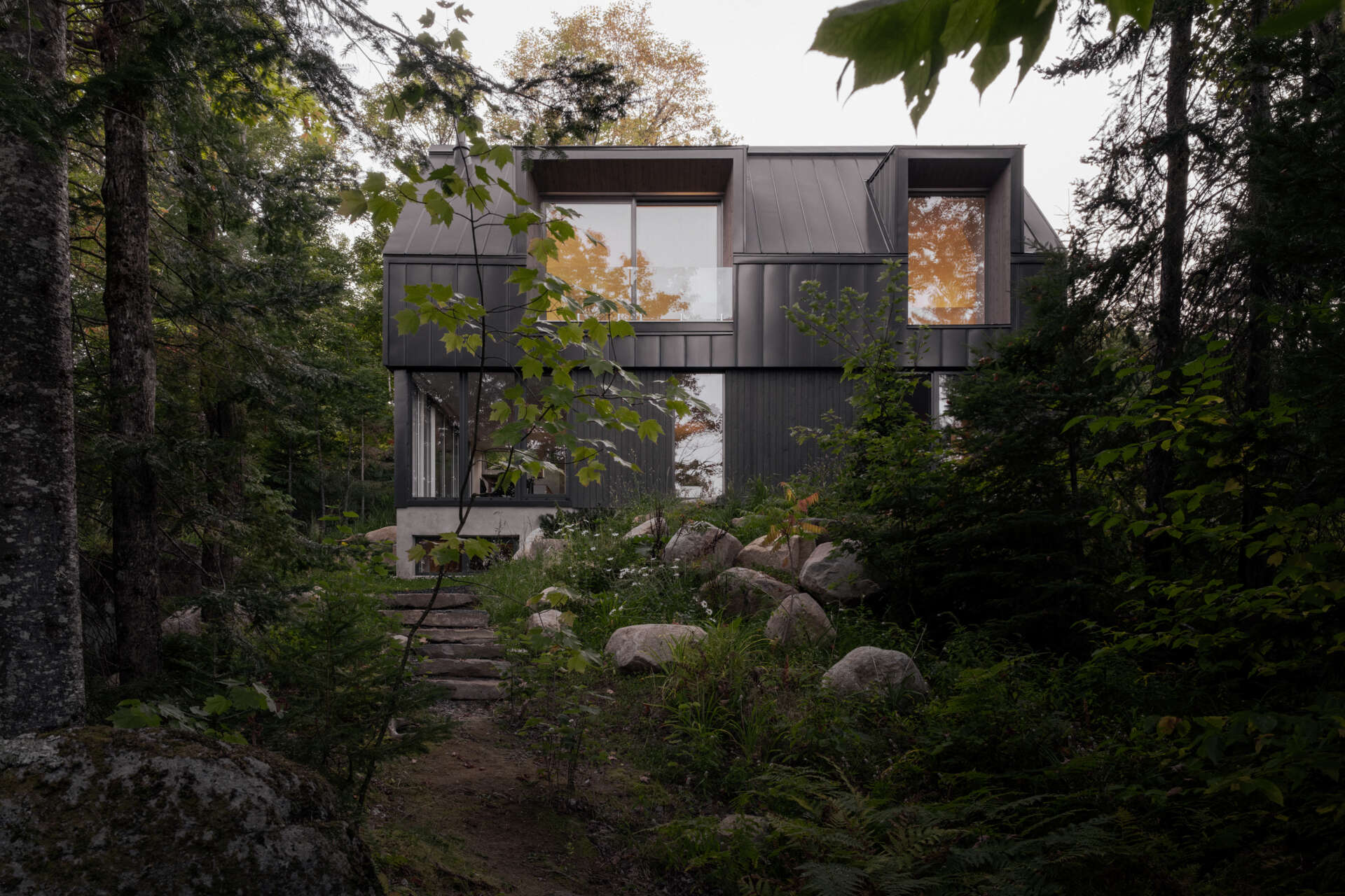 Explore the architecture of Chalet Moraine, where a simple gabled form, large dormers and freestanding interior volumes create a contemporary interpretation of the Laurentians chalet.