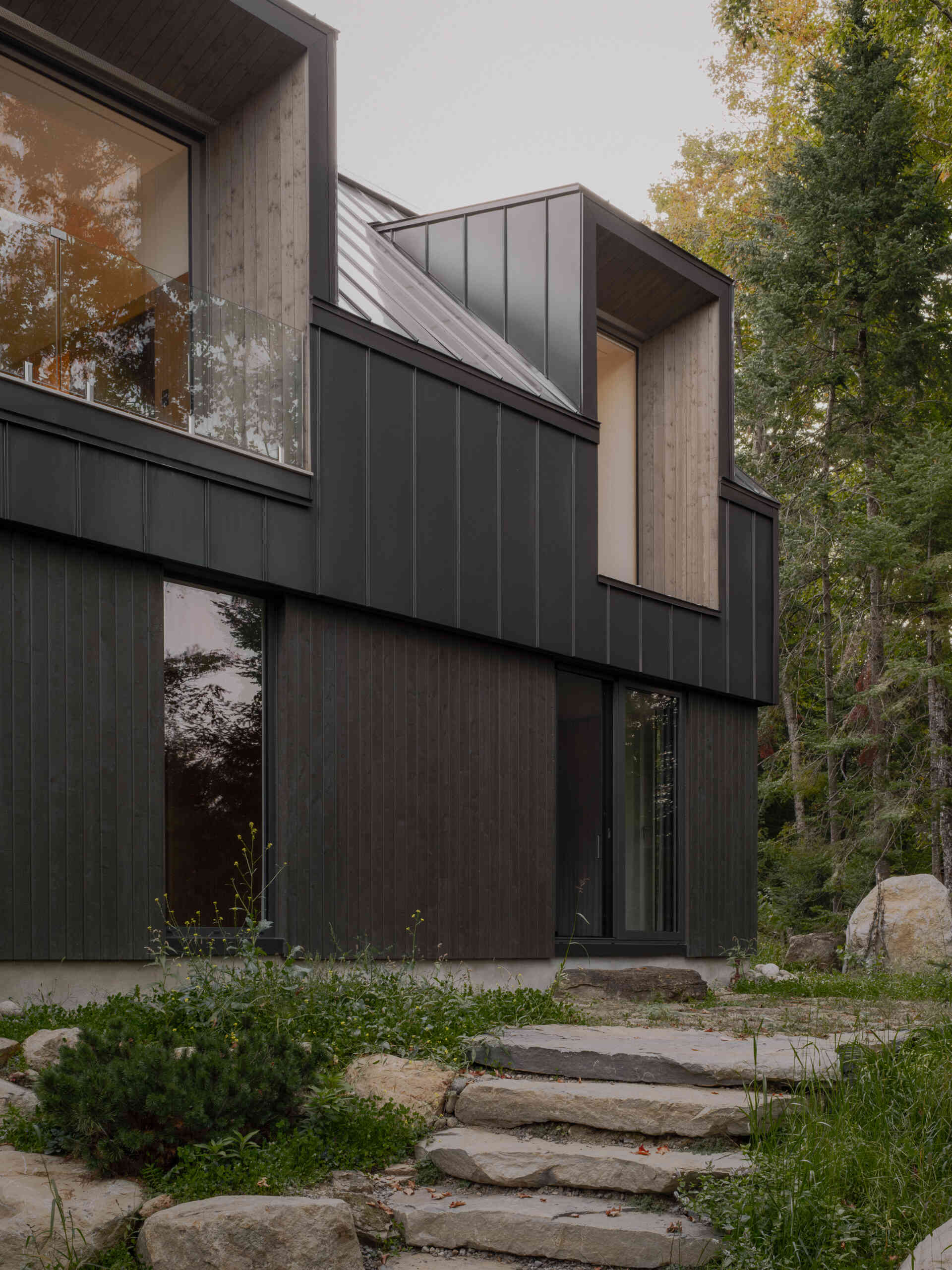 Explore the architecture of Chalet Moraine, where a simple gabled form, large dormers and freestanding interior volumes create a contemporary interpretation of the Laurentians chalet.