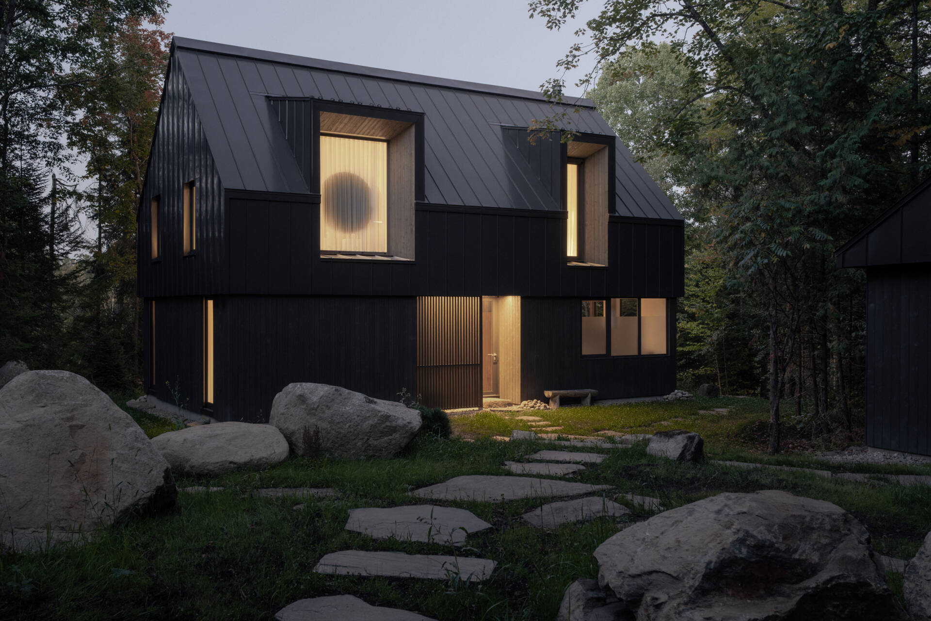 Explore the architecture of Chalet Moraine, where a simple gabled form, large dormers and freestanding interior volumes create a contemporary interpretation of the Laurentians chalet.