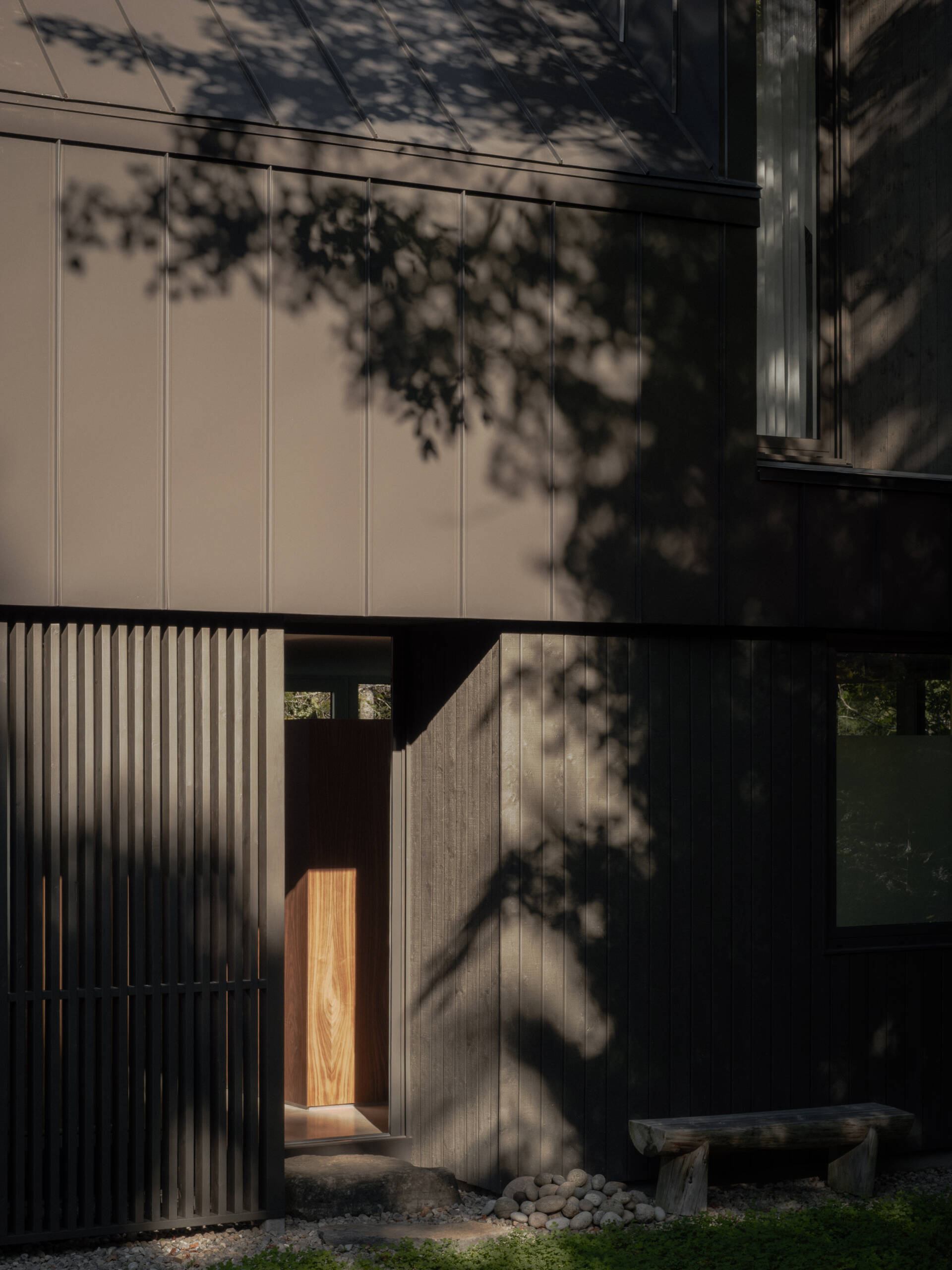Explore the architecture of Chalet Moraine, where a simple gabled form, large dormers and freestanding interior volumes create a contemporary interpretation of the Laurentians chalet.