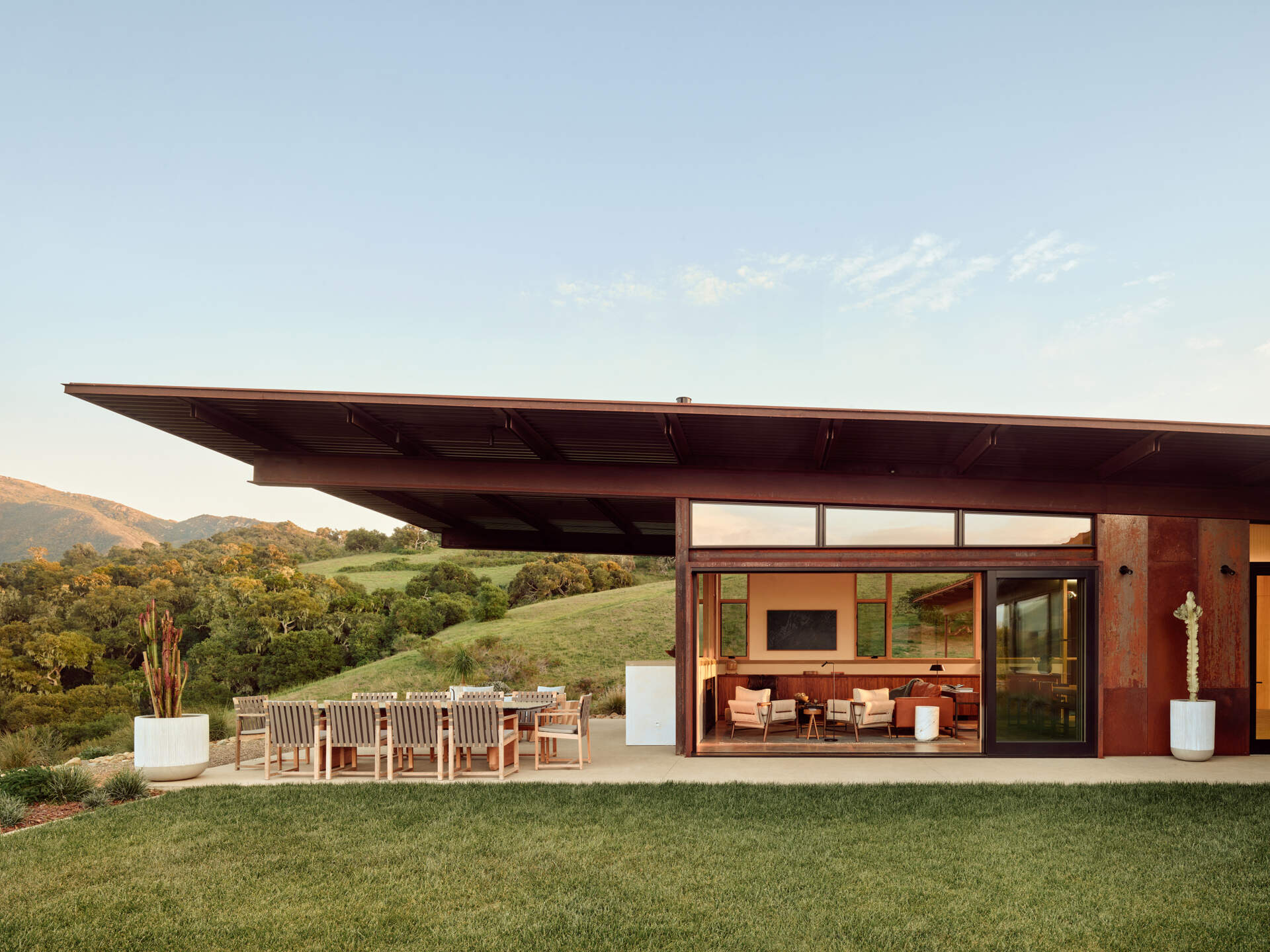 Explore the compact T-shaped plan of Vineyard Residence by Clayton Korte, with private bedroom suites surrounding a central kitchen and living area and outdoor spaces extending at both ends.
