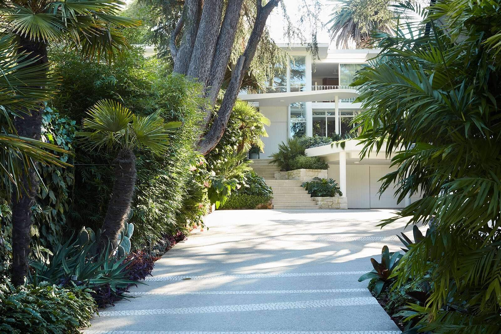 A 1963 modernist home in Bellevue Hill, Sydney, receives a contemporary update by architect Luigi Rosselli while retaining the character of George Reeves' original design.