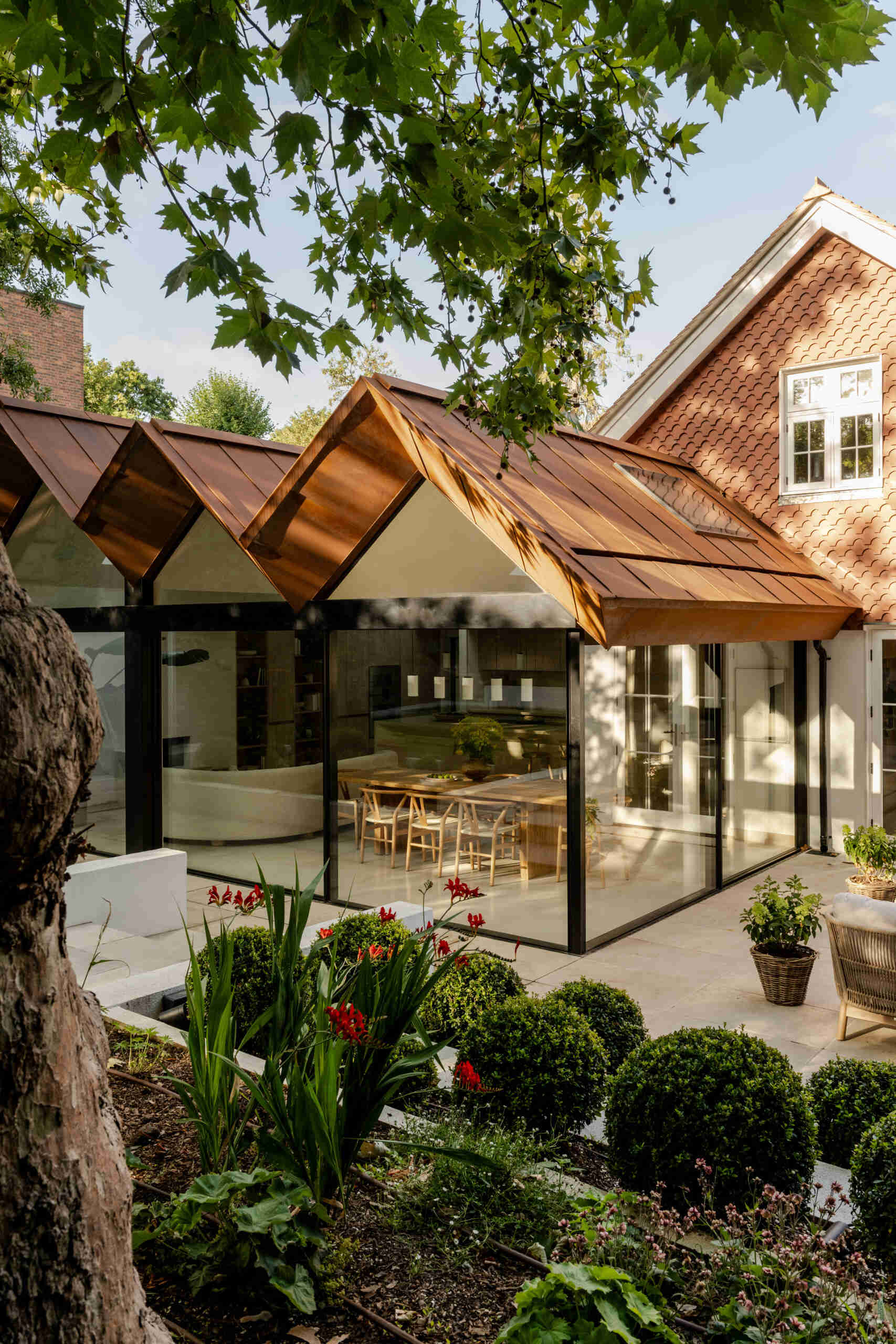 Explore the architecture of Thirsk Cottage, where Finkernagel Ross drew inspiration from the home's existing pitched roofs to create a contemporary folded roof extension.