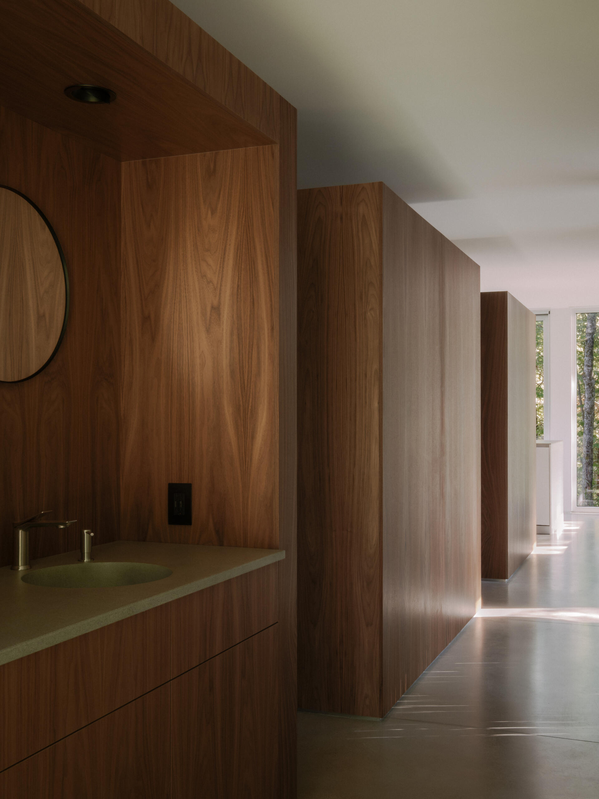 Discover the flexible ground-floor spaces of Chalet Moraine, including a multi-purpose room, hallway and bathroom organized around the home's distinctive interior volumes.