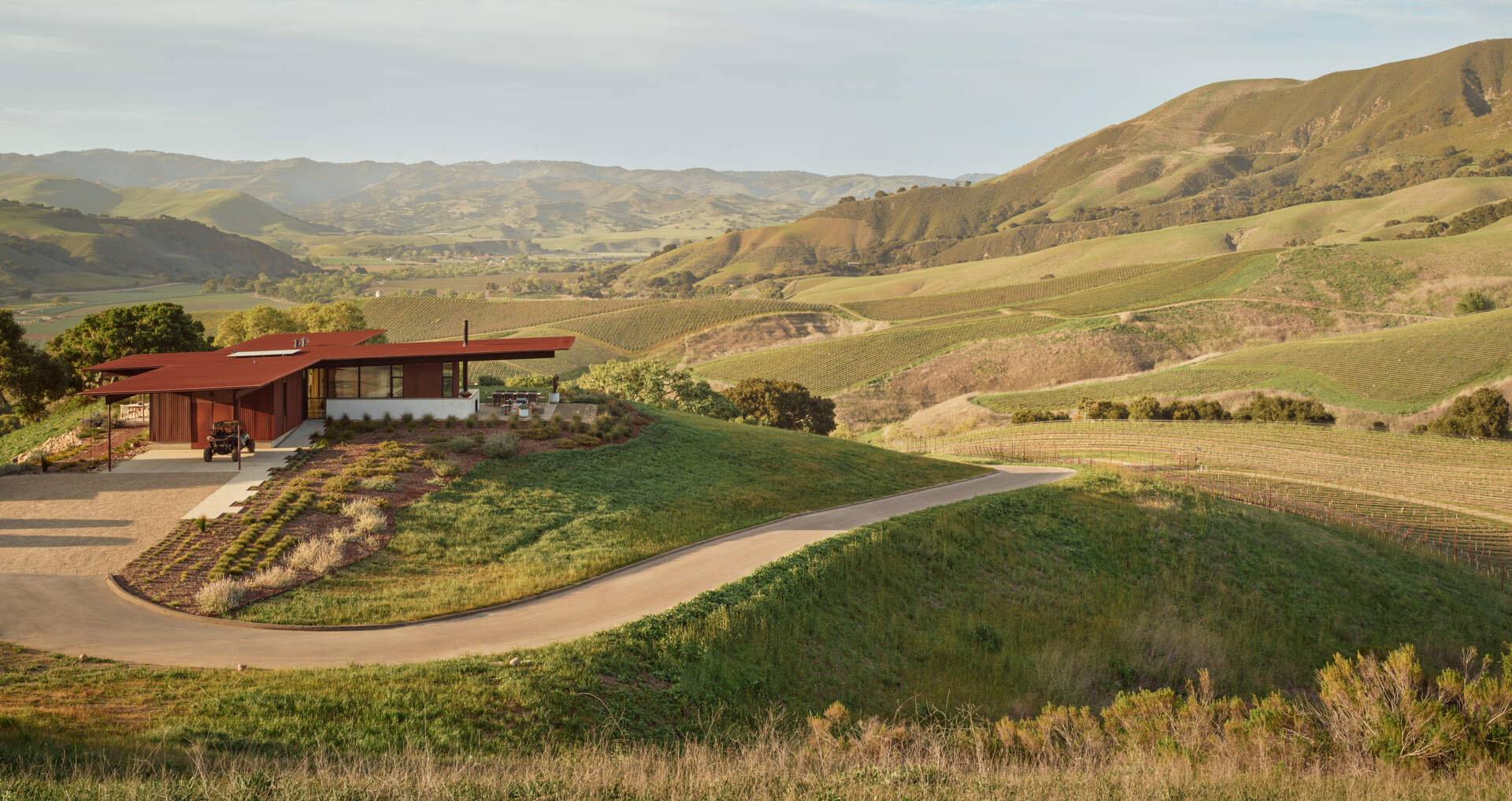 Explore the compact T-shaped plan of Vineyard Residence by Clayton Korte, with private bedroom suites surrounding a central kitchen and living area and outdoor spaces extending at both ends.
