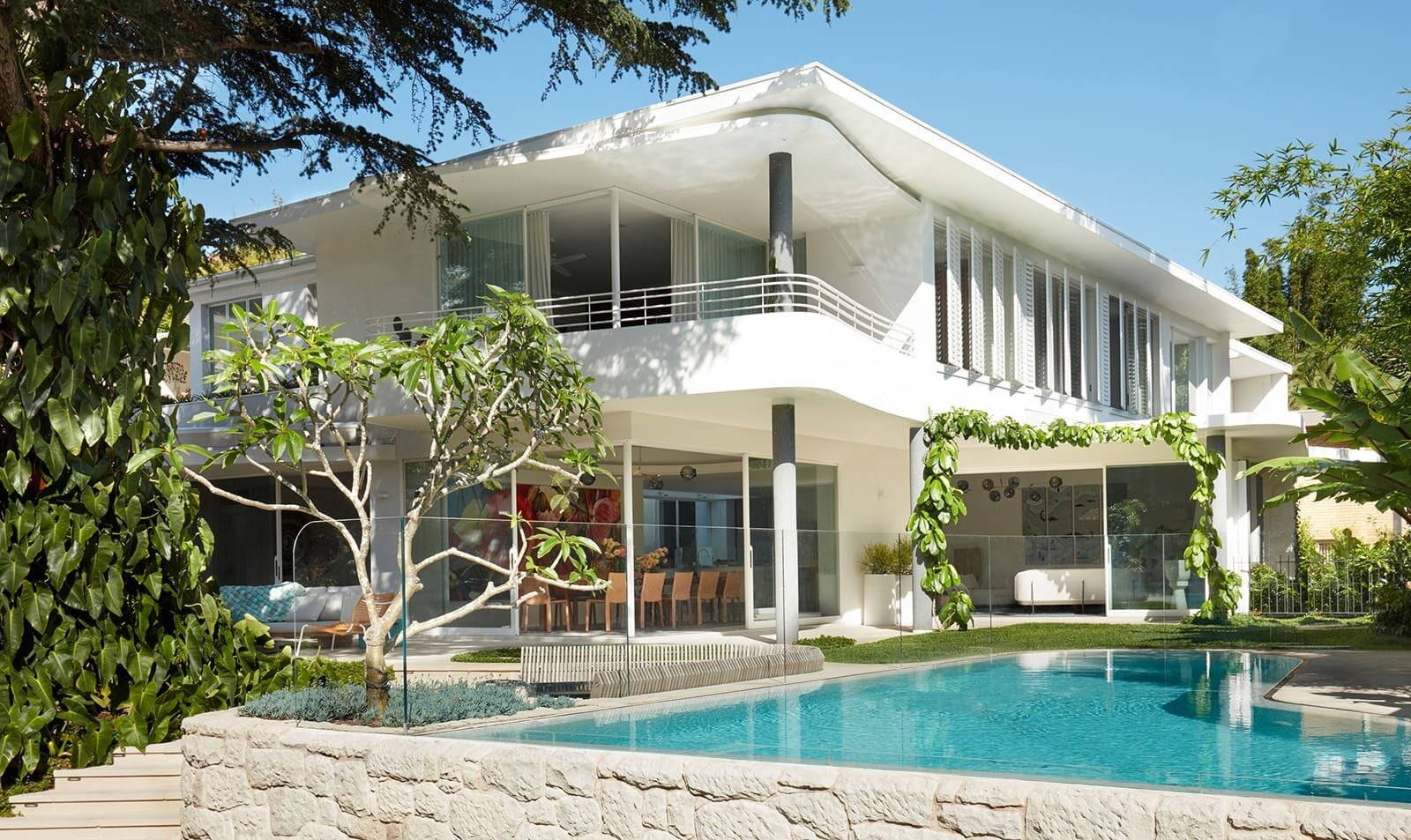 A 1963 modernist home in Bellevue Hill, Sydney, receives a contemporary update by architect Luigi Rosselli while retaining the character of George Reeves' original design.