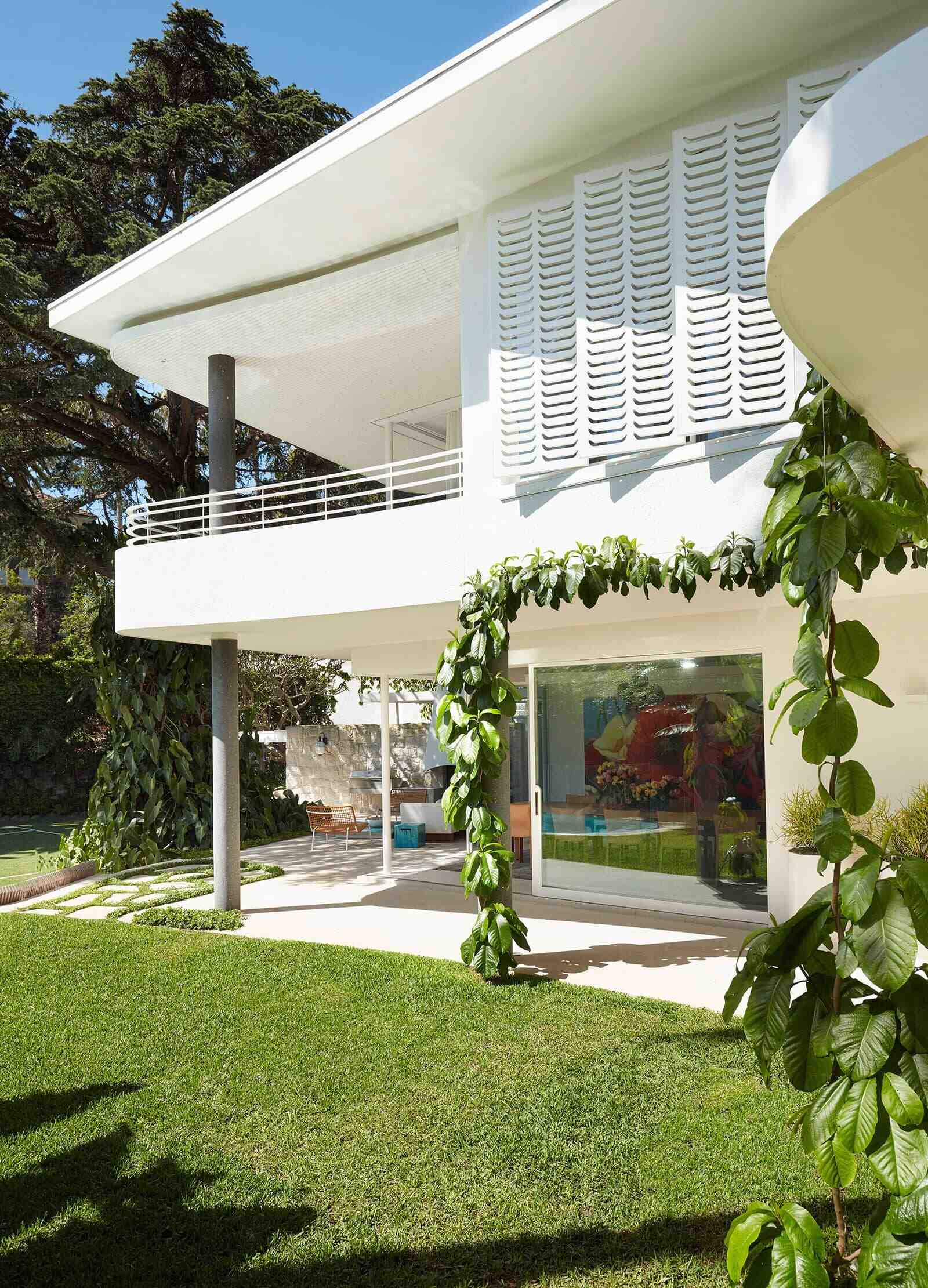 Floor-to-ceiling steel and glass doors open the communal spaces directly to outdoor lounges, a BBQ area, garden and swimming pool in this Sydney home.