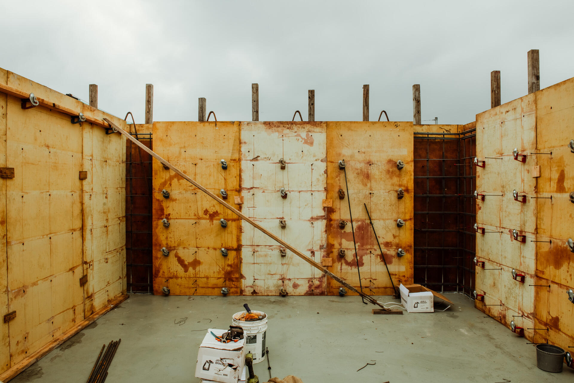 A behind-the-scenes look at the construction of Modern Beach House, a contemporary floating home on Seattle's Lake Union. Designed by Hoshide Wanzer Architects + Interiors and built by Dyna Builders at their Ballard docks, the two-story home was constructed on a new concrete float before being moved to its permanent waterfront location.