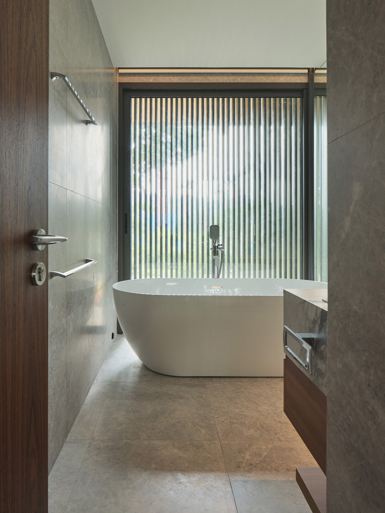 Browse the contemporary guest bathrooms of JS-House, featuring freestanding bathtubs, floating vanities, marble countertops, vessel sinks, glass showers, and privacy-screened windows.