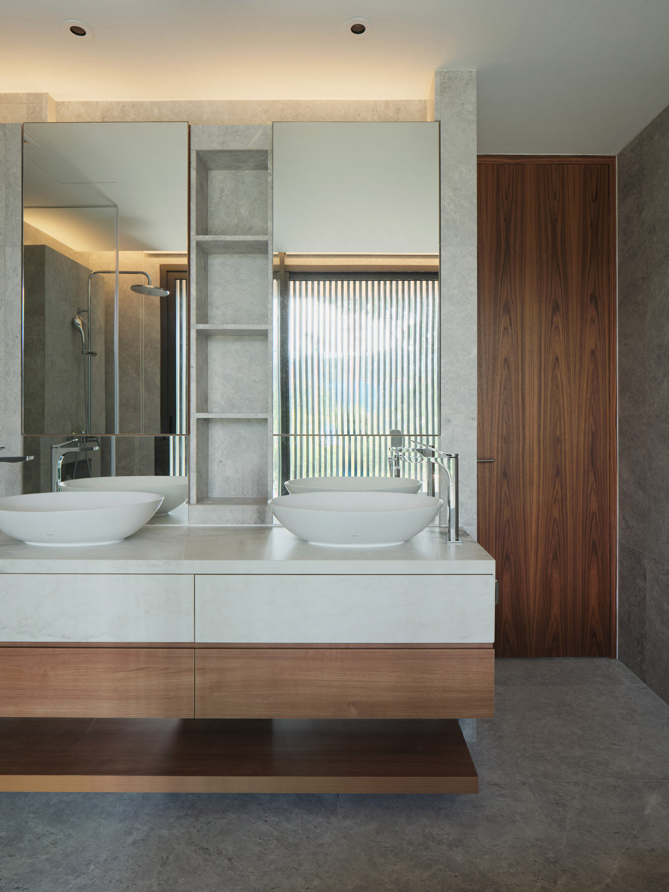 Browse the contemporary guest bathrooms of JS-House, featuring freestanding bathtubs, floating vanities, marble countertops, vessel sinks, glass showers, and privacy-screened windows.