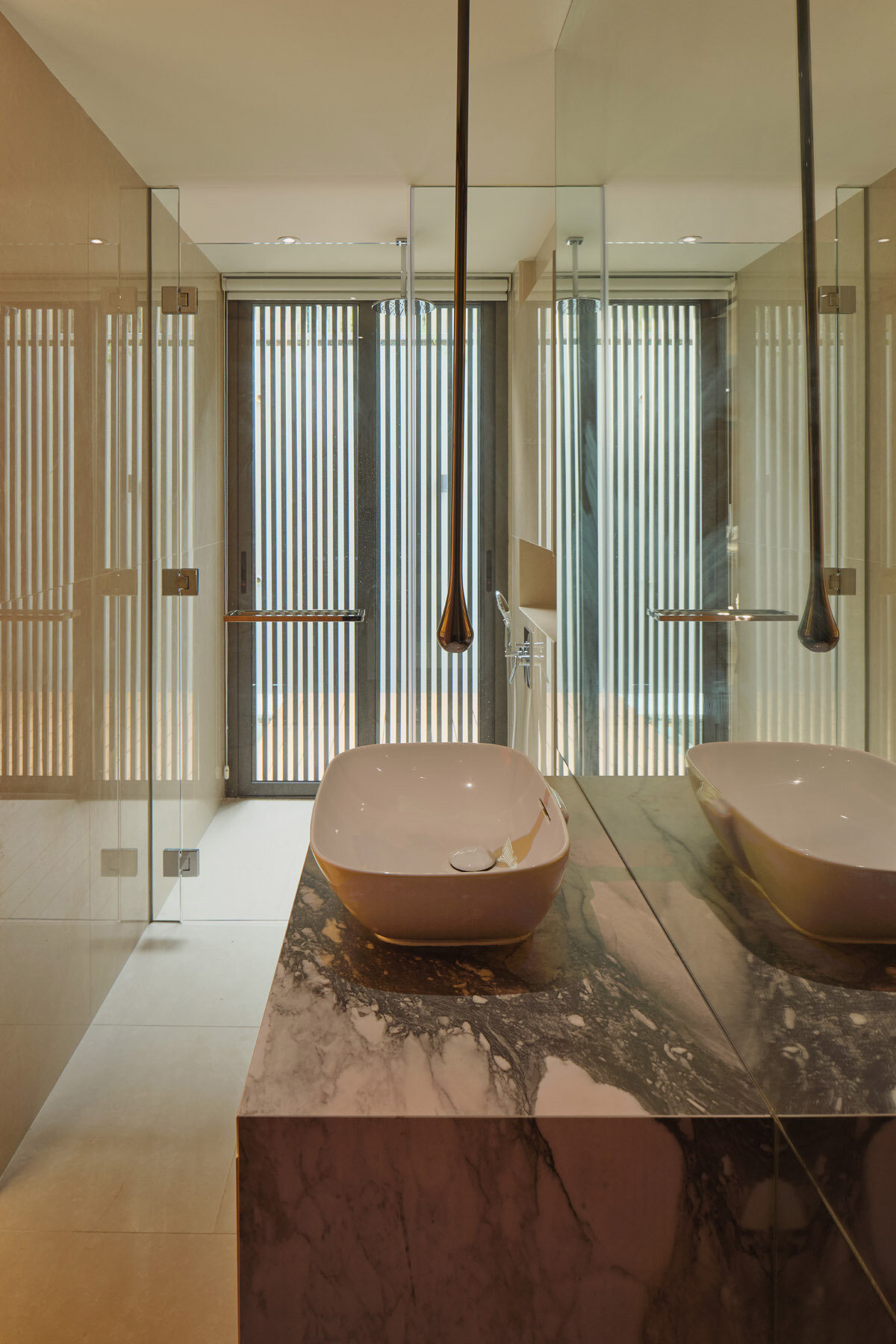 Browse the contemporary guest bathrooms of JS-House, featuring freestanding bathtubs, floating vanities, marble countertops, vessel sinks, glass showers, and privacy-screened windows.
