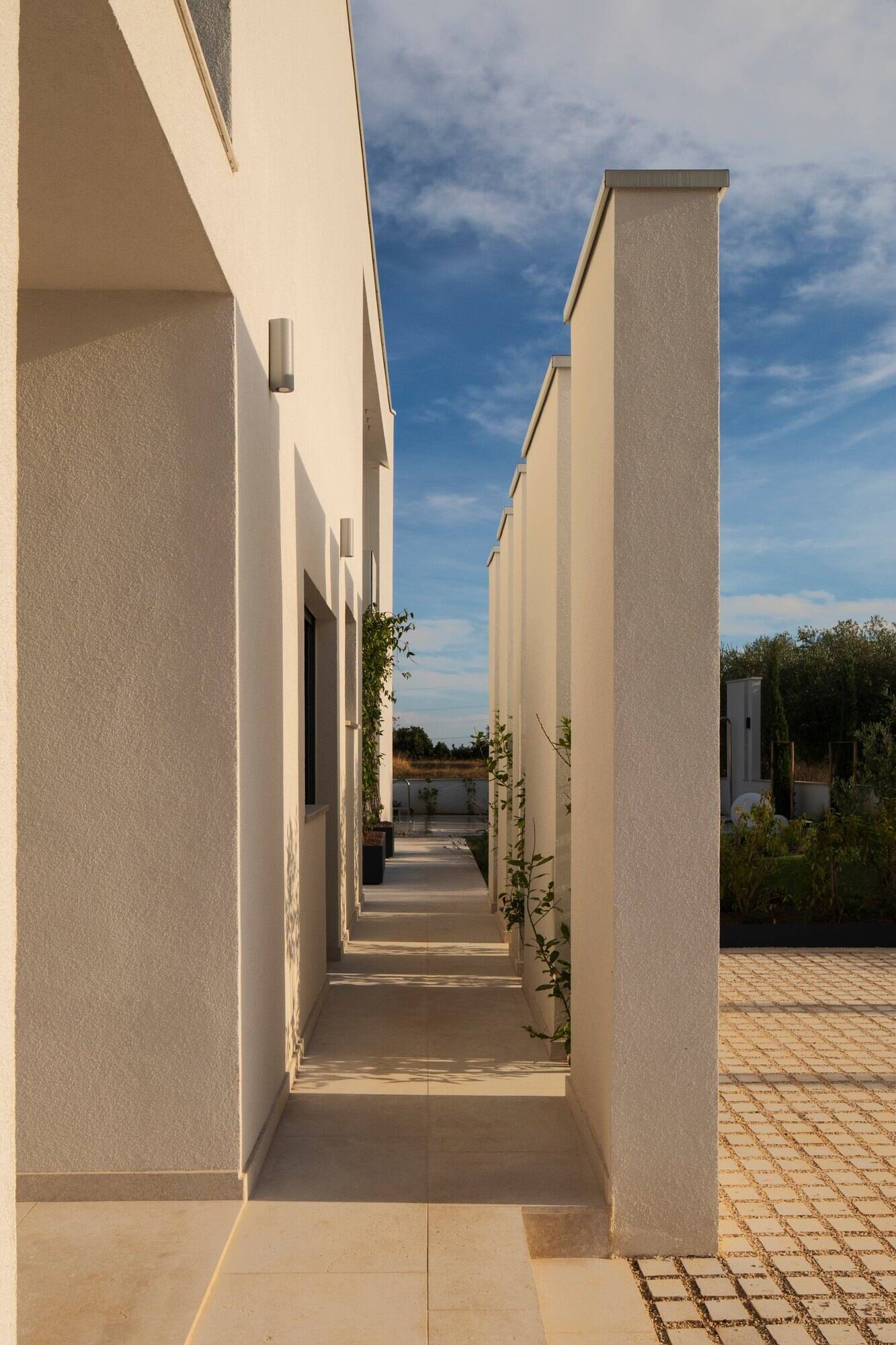 Discover the architecture of Arc House in Istria, Croatia, by Ivan Gavran Vlahovic. This contemporary white villa features geometric half-arches, symmetrical façades, recessed balconies and minimalist Mediterranean architecture inspired by classical country houses.
