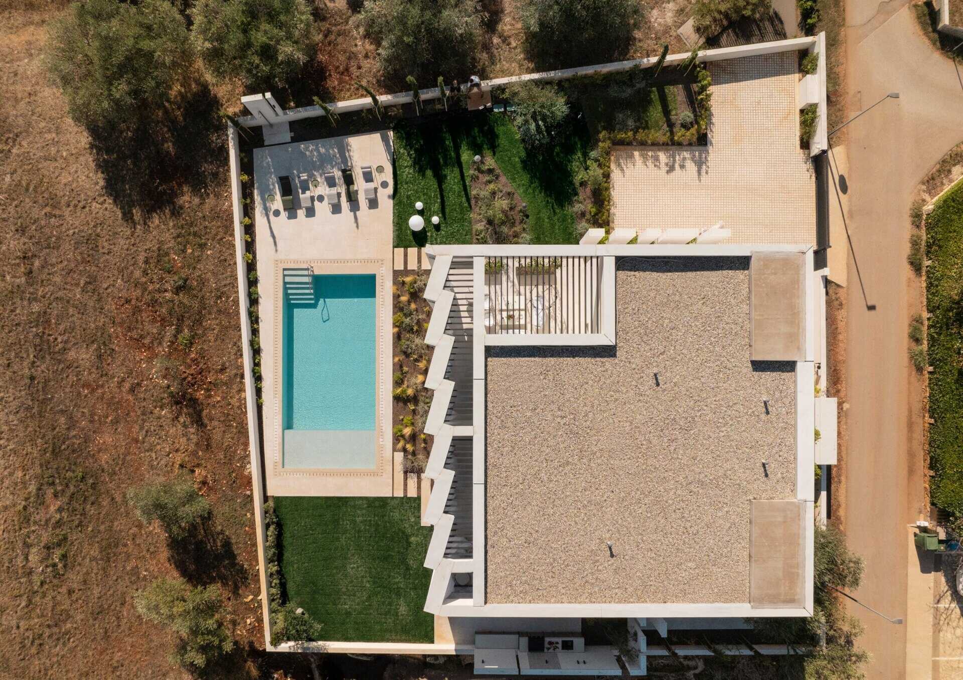 Explore Arc House, a contemporary white villa near Umag in Istria, Croatia, designed by architect Ivan Gavran Vlahovic with interiors by Jana Piacun. Discover its modern architecture, beautiful interiors and Mediterranean outdoor spaces.