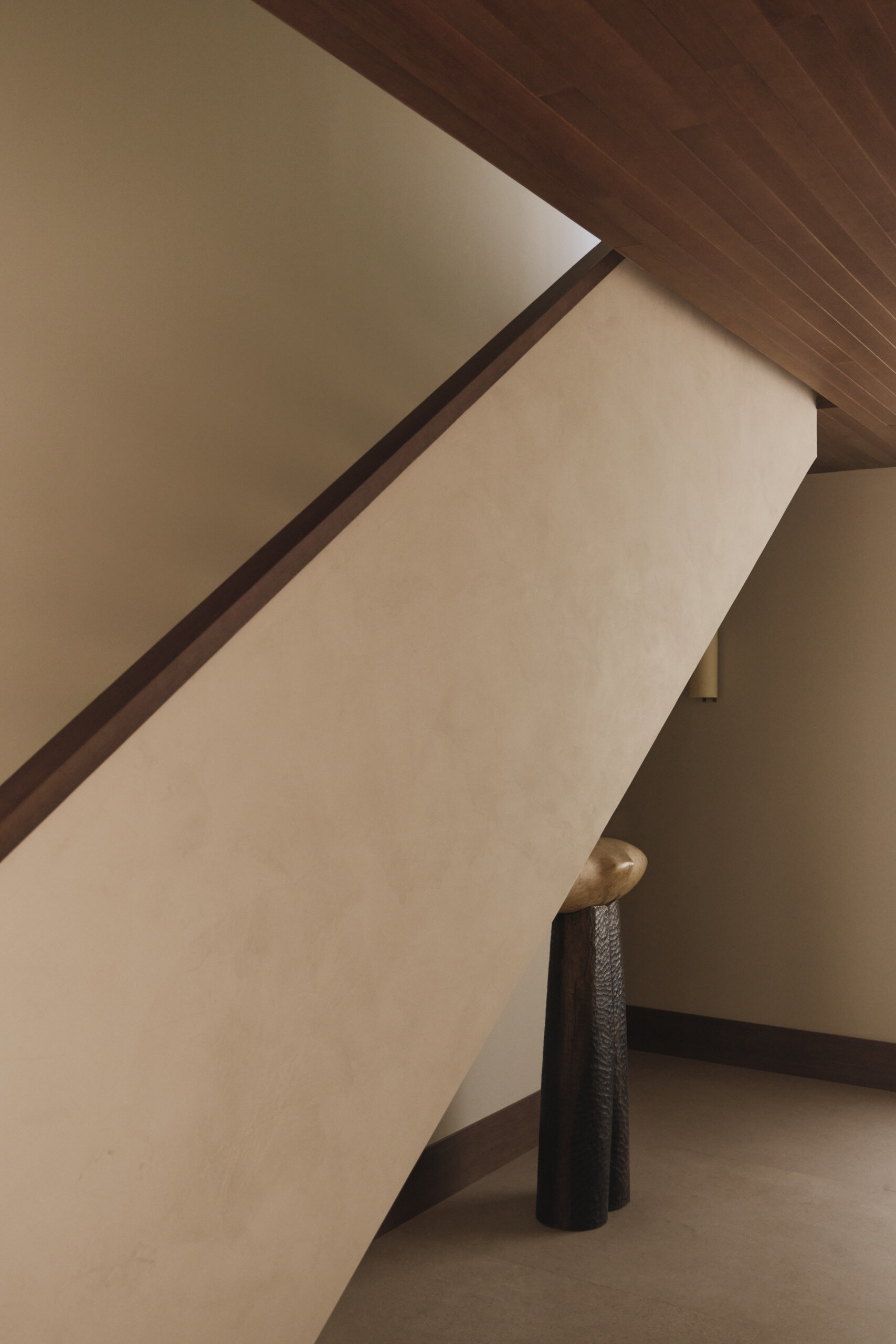 Explore a modern floating-style staircase with cantilevered concrete steps, open risers, minimalist detailing, and an oversized platform step in a contemporary Spanish home.