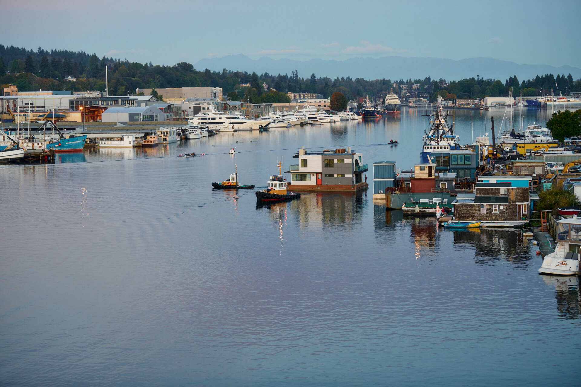 See how Modern Beach House made its journey across Seattle's Lake Union. Built by Dyna Builders at their Ballard docks, this two-story floating home was transported by tugboat across the water before being installed in its permanent slip in Eastlake. A fascinating look at the process of moving an entire house across a lake.