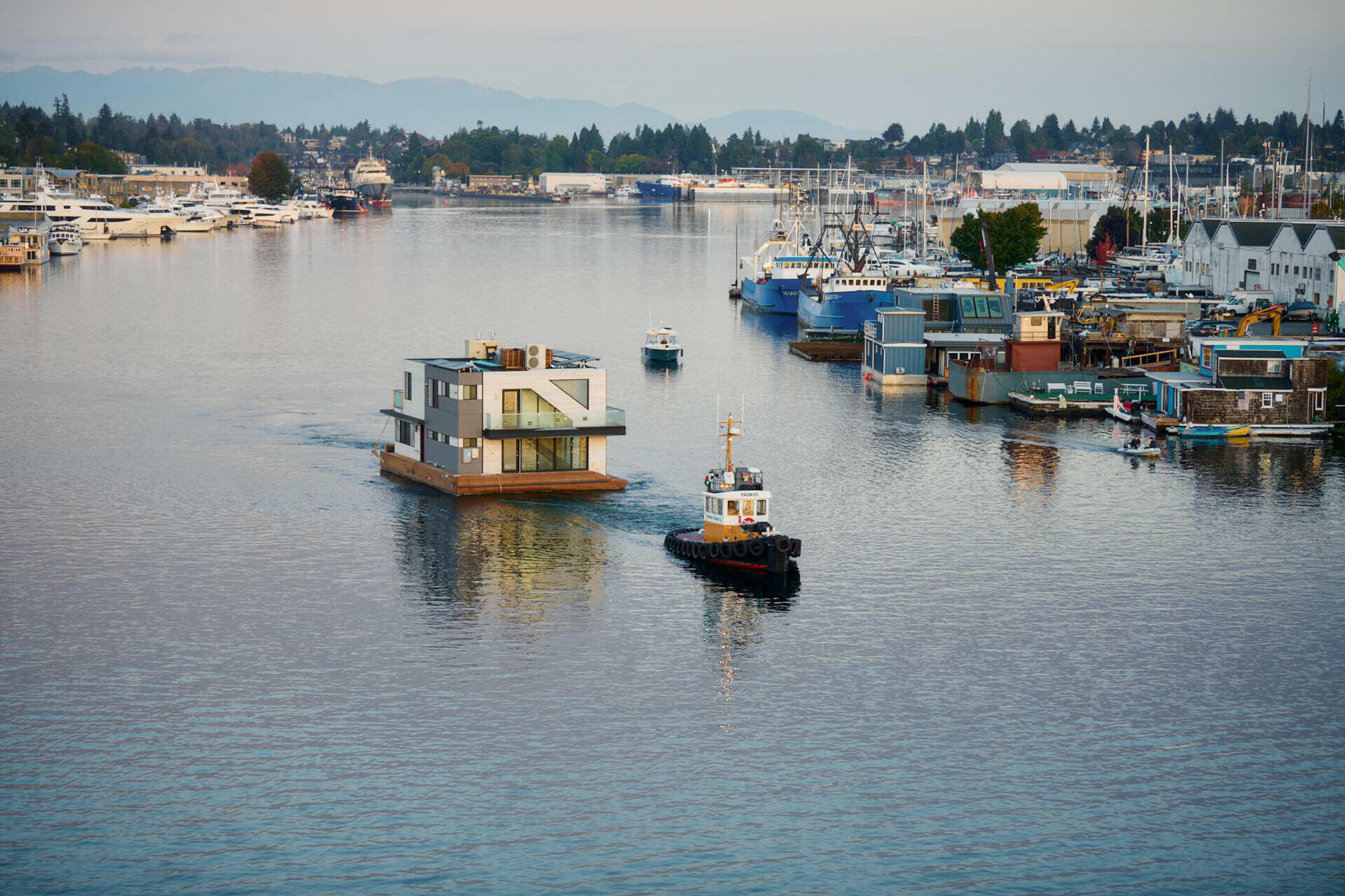 See how Modern Beach House made its journey across Seattle's Lake Union. Built by Dyna Builders at their Ballard docks, this two-story floating home was transported by tugboat across the water before being installed in its permanent slip in Eastlake. A fascinating look at the process of moving an entire house across a lake.
