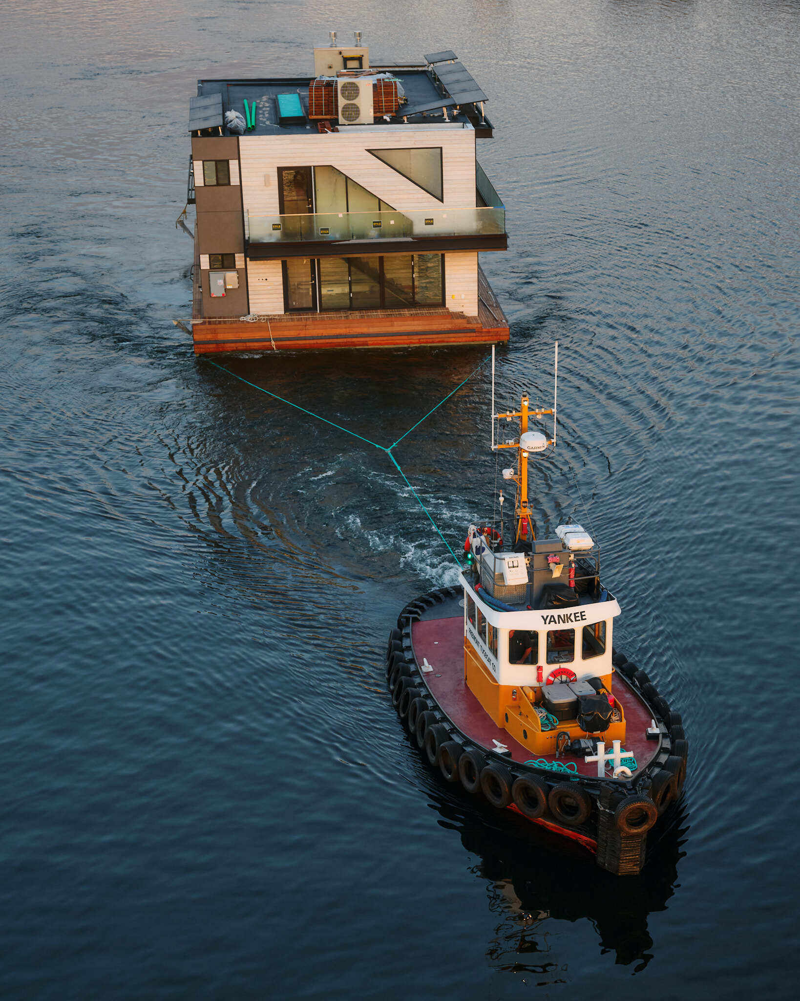 See how Modern Beach House made its journey across Seattle's Lake Union. Built by Dyna Builders at their Ballard docks, this two-story floating home was transported by tugboat across the water before being installed in its permanent slip in Eastlake. A fascinating look at the process of moving an entire house across a lake.